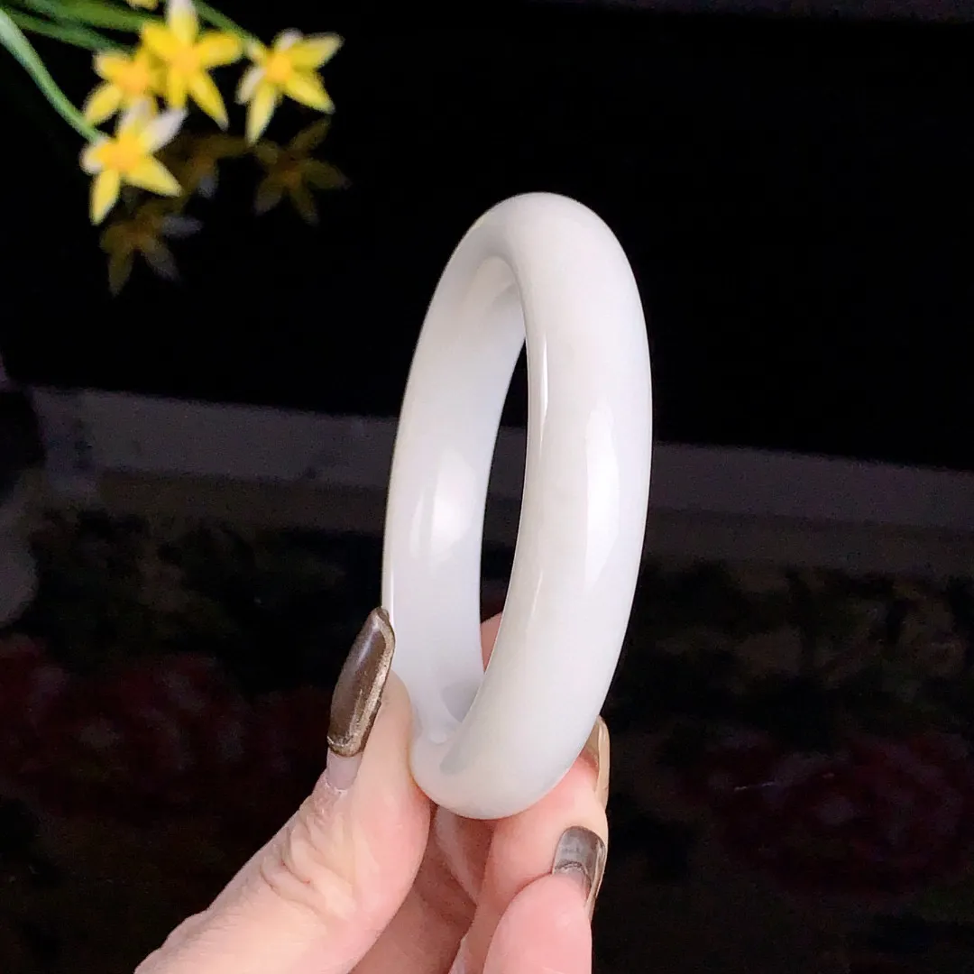 和田玉56.5圈口羊脂白手镯！玉质细腻油润 底色纯净无裂无杂 脂粉好，品质高