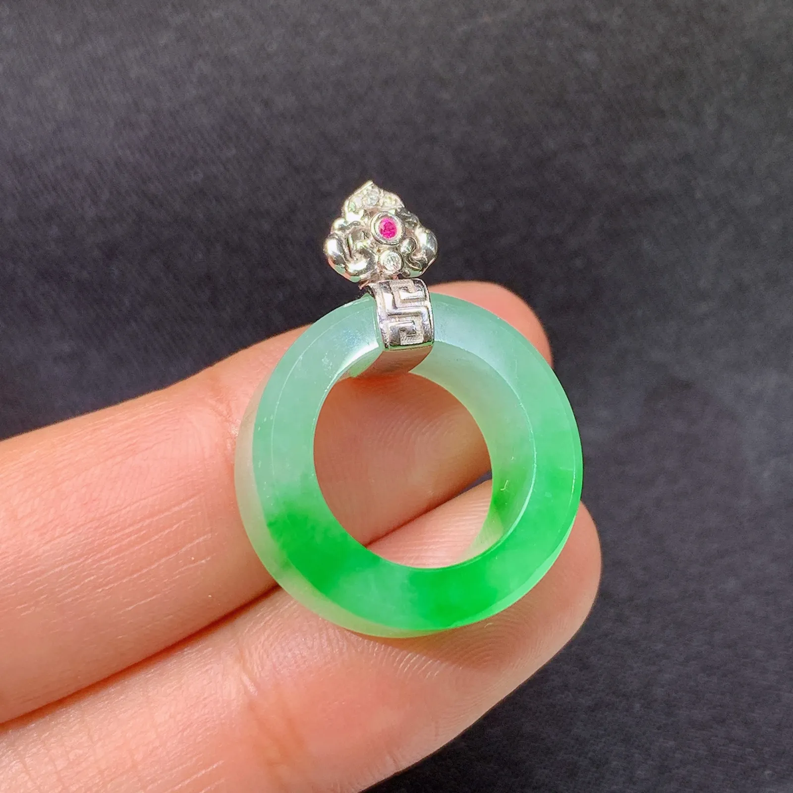 冰飘绿甜甜圈吊坠，18k金镶嵌，冰润色阳，玉质细腻，种水足，Cj 尺寸26.7*19.6*7.7