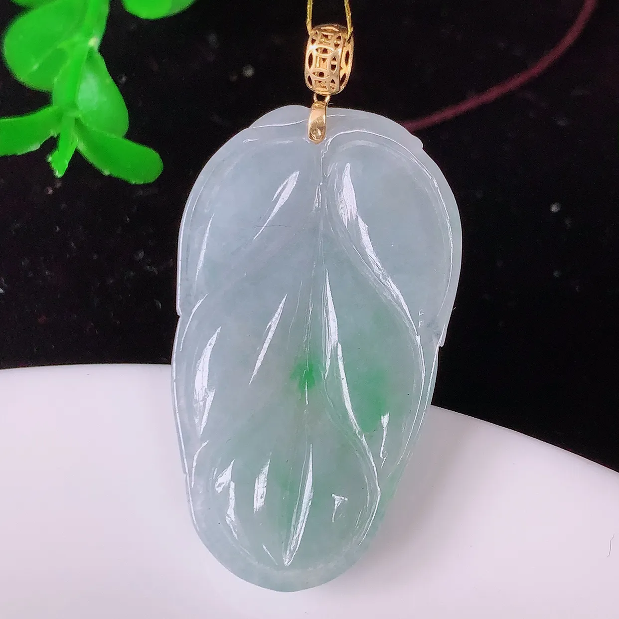 18K金镶嵌冰春带彩翡翠叶子吊坠 ，种水足，色泽清新，工艺精湛，叶子寓意美好；金枝玉叶，事业有成。#35.19