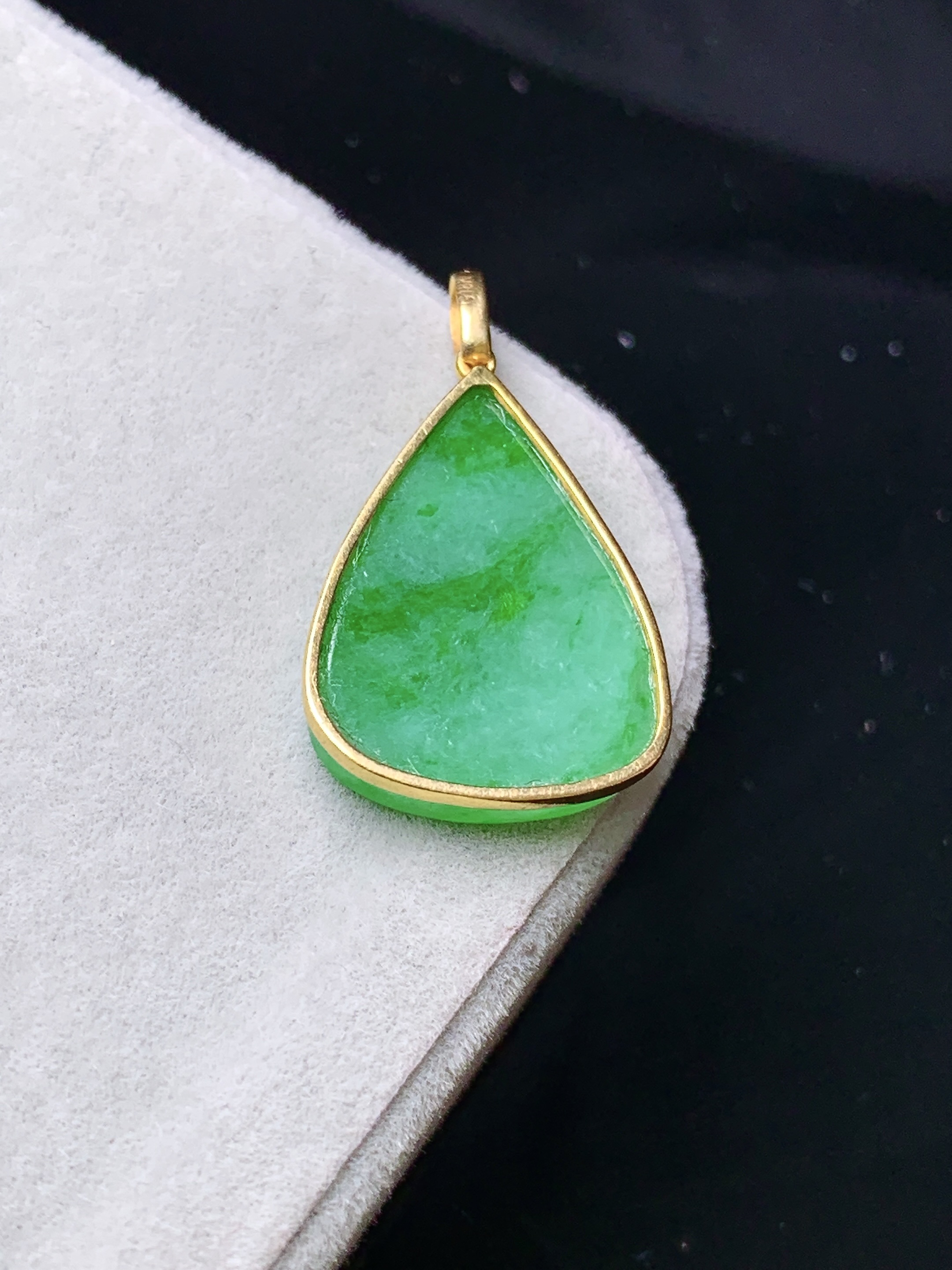 18k金镶嵌翠绿水滴吊坠 玉质细腻 色泽清新艳丽 整体尺寸23.3*13.6*2.8