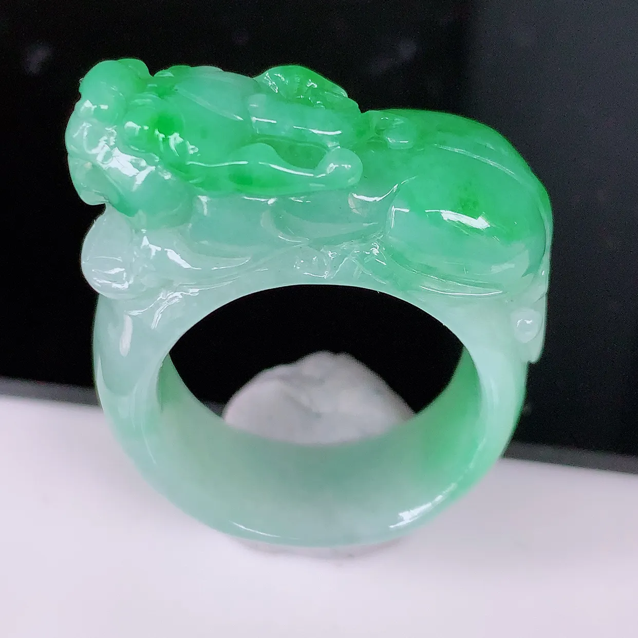 自然光实拍，飘绿翡翠貔貅扳指，19.2mm内径翡翠扳指，冰润指环，玉扳指，戒指，财源滚滚，玉质细腻起胶，20圈口，种水好！#1.19尺寸31-19.2*10.5*13