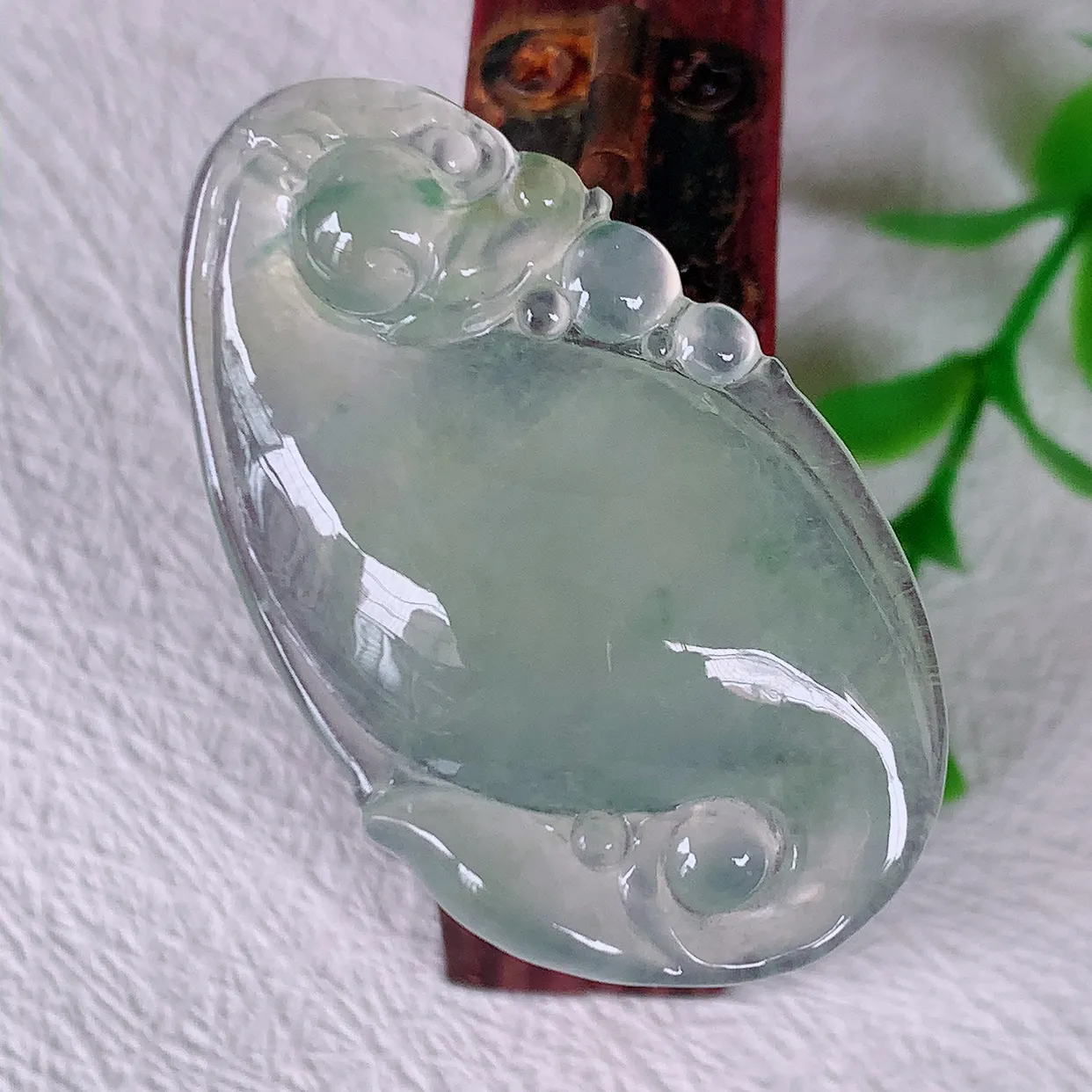 自然光实拍，冰种黄加绿翡翠招财龙鱼吊坠，种老水足，雕工精湛 ，寓意美好，佩戴时尚出众！#01.19