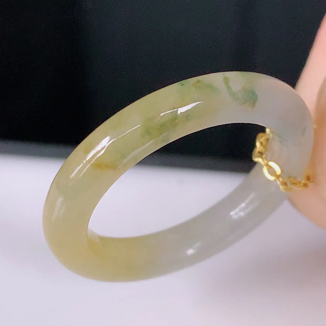 自然光实拍，冰种黄加绿翡翠指环，16mm内径翡翠指环，玉戒指，玉质莹润，好精美好冰润的指环，11圈口