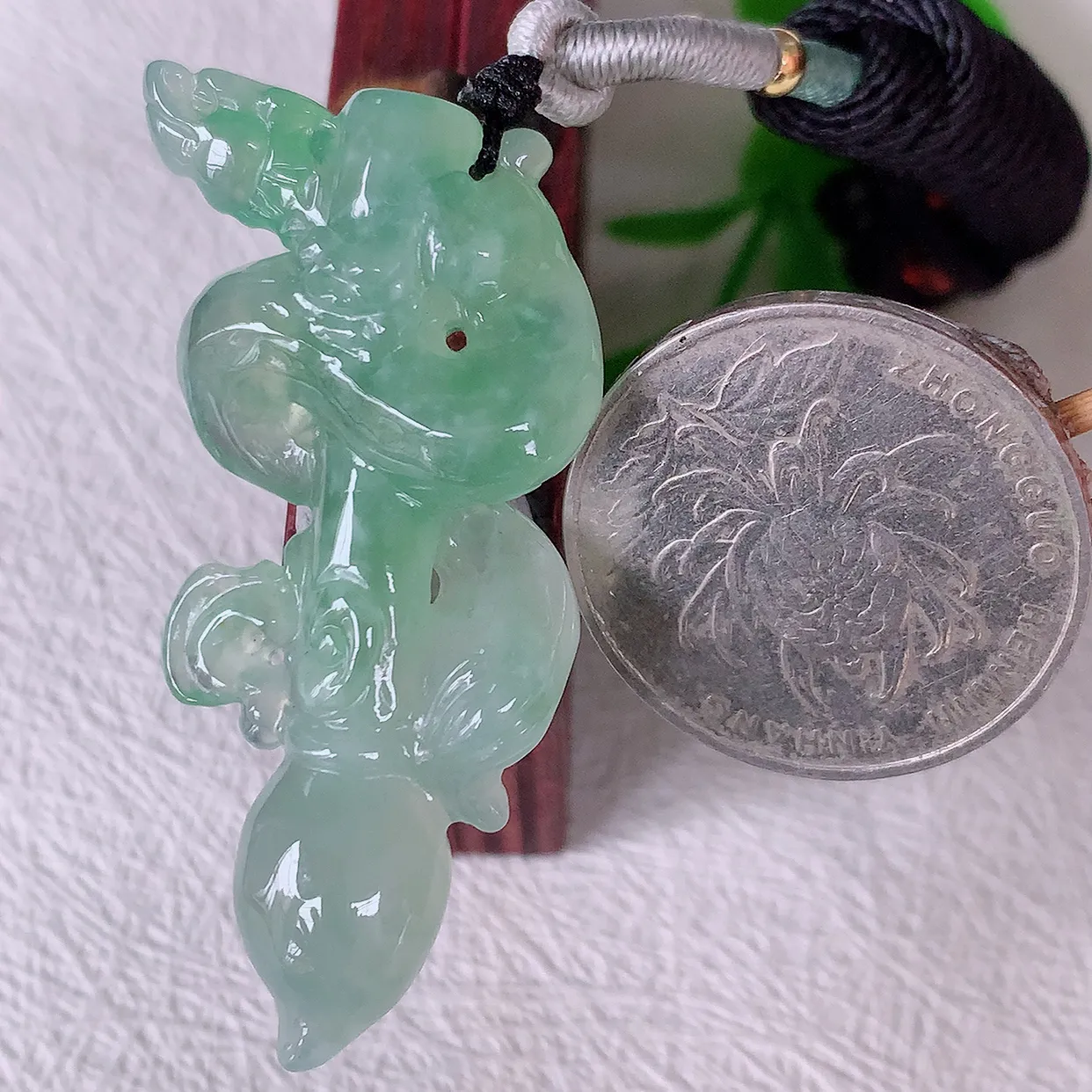 自然光实拍，冰种飘花翡翠龙吊坠，种老水足，雕工精湛 ，寓意美好，佩戴时尚出众！#01.19