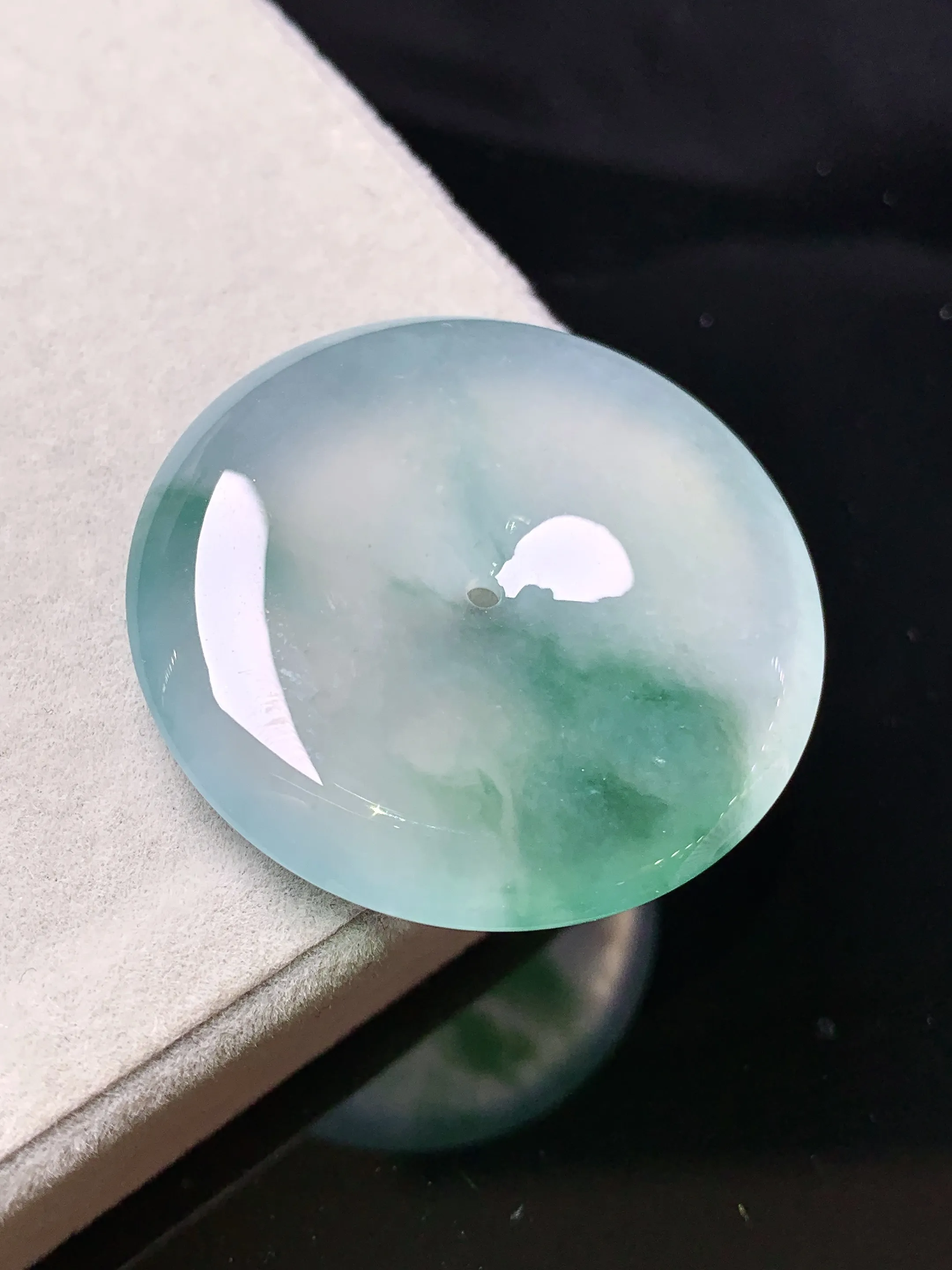 冰种飘绿平安扣吊坠 玉质细腻 色泽清新艳丽 整体尺寸33*5.8