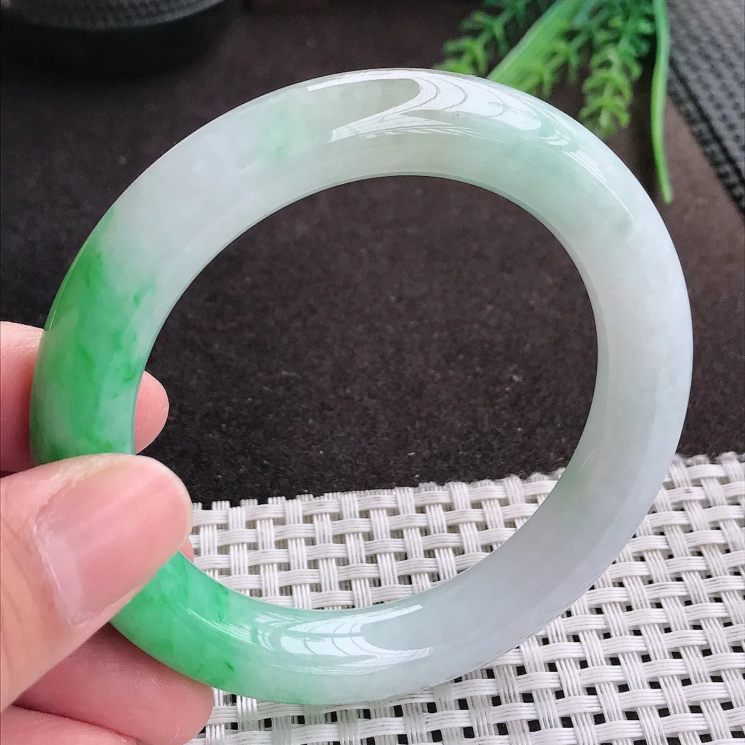 实拍A货翡翠56.5/11.3/11老坑精美飘阳绿圆条手镯翡翠玉镯女款