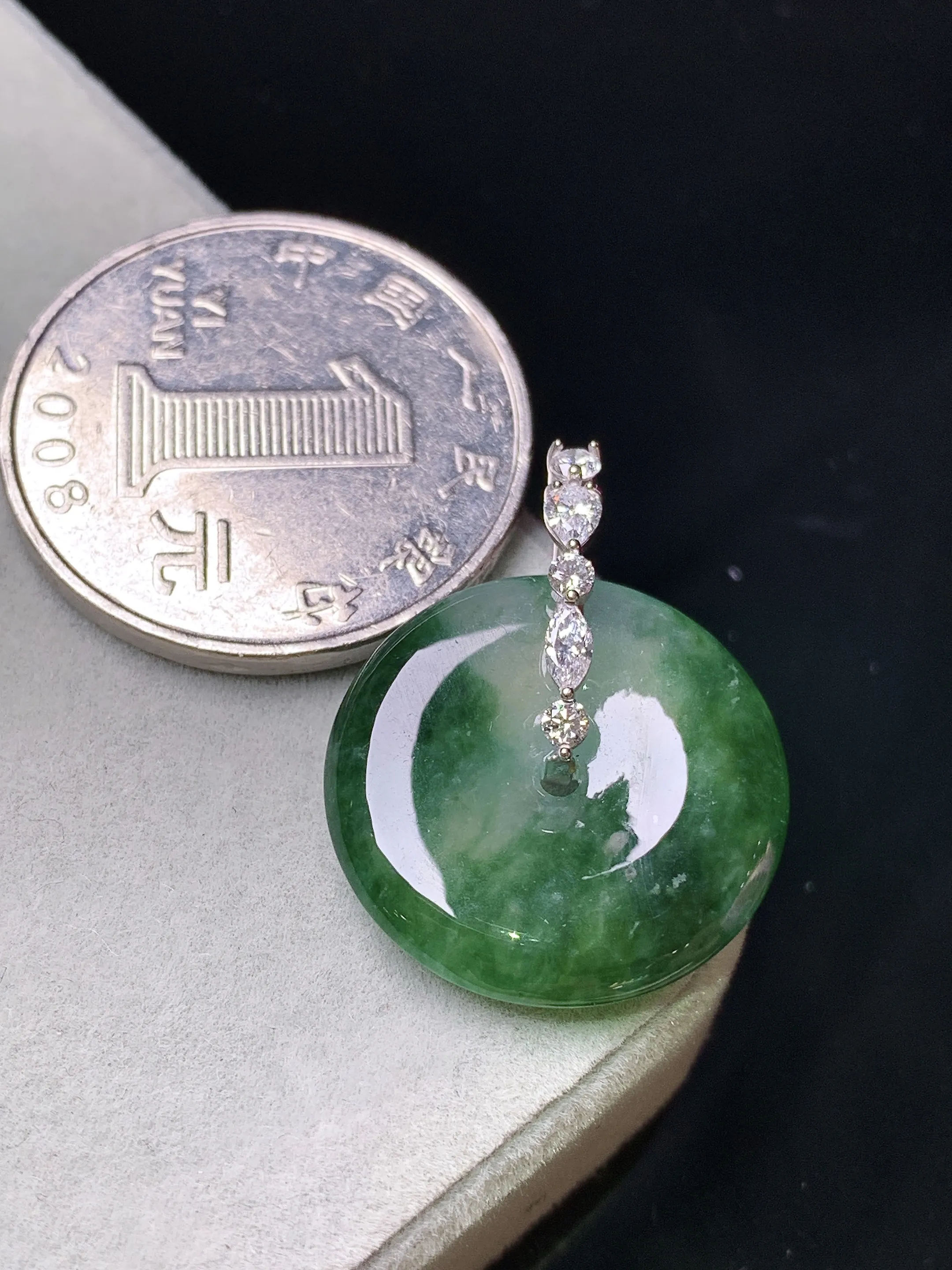 18k金钻镶嵌飘绿平安扣吊坠 玉质细腻 色泽清新艳丽 整体尺寸25.6*20*4