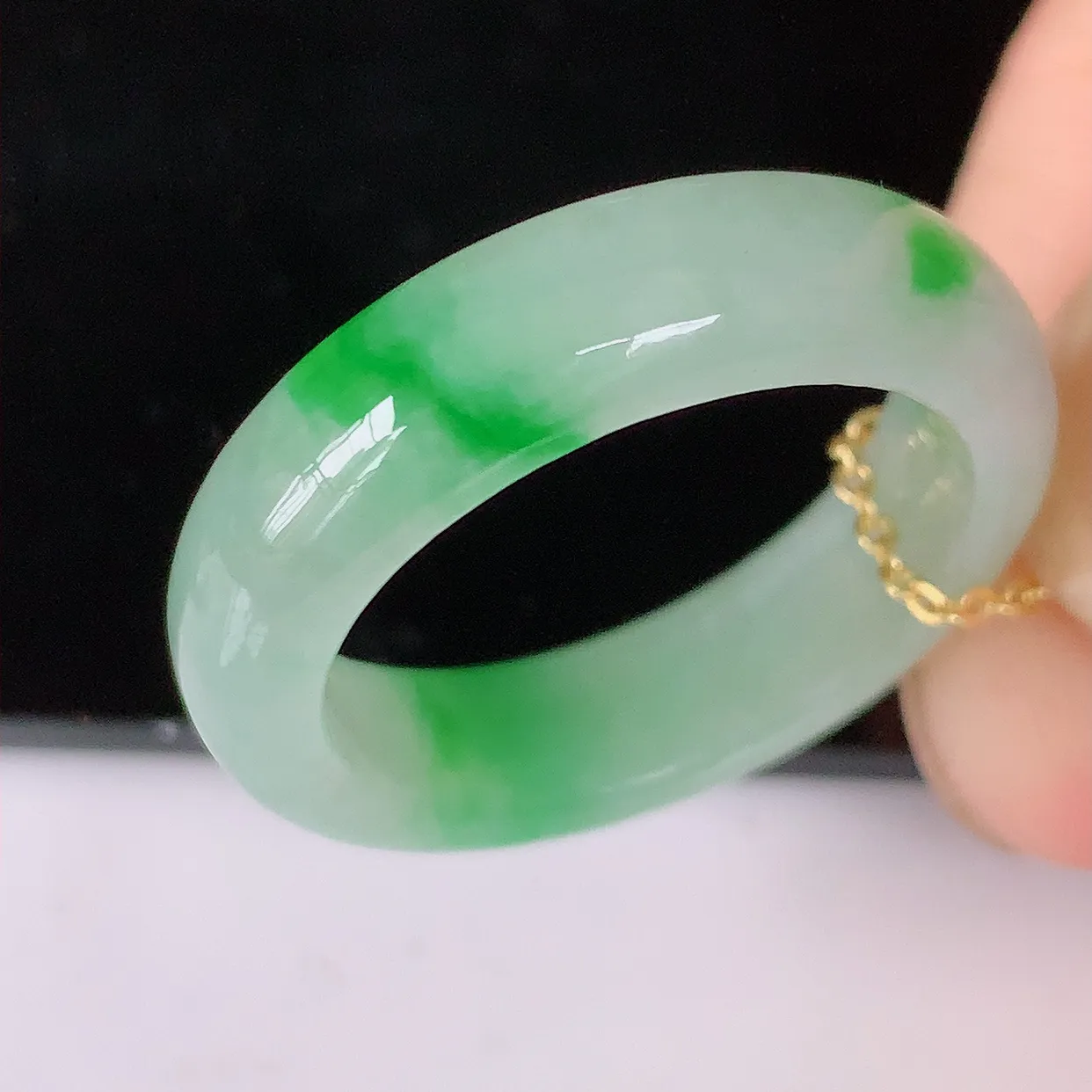 自然光实拍，20.2mm内径冰飘绿翡翠指环，玉戒指，玉质莹润，好精美好冰润的指环，23圈口，上手纤巧