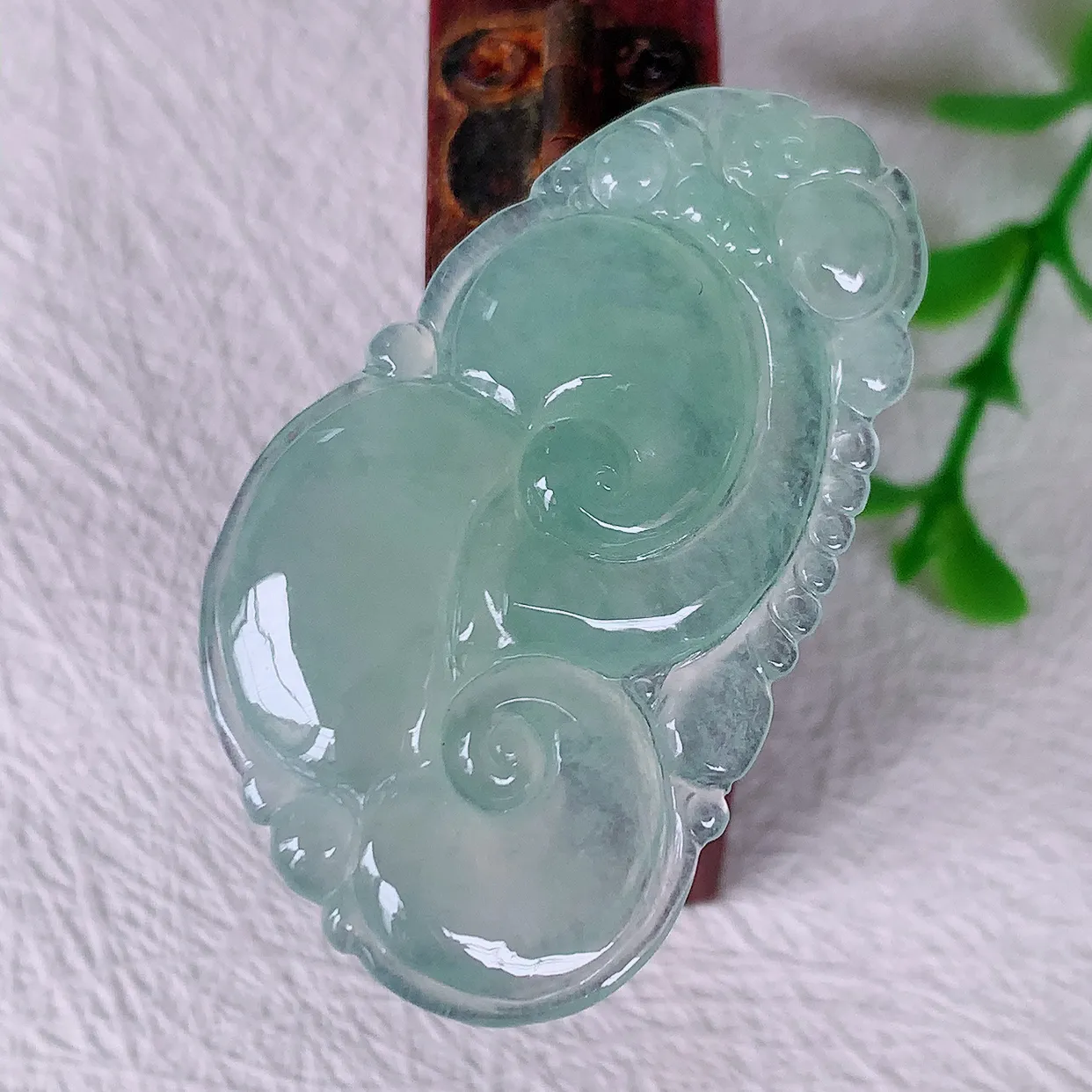 自然光实拍，冰种翡翠如意吊坠，上身效果非常美，饱满大气，工艺美，万事如意，如意一生 #01.19