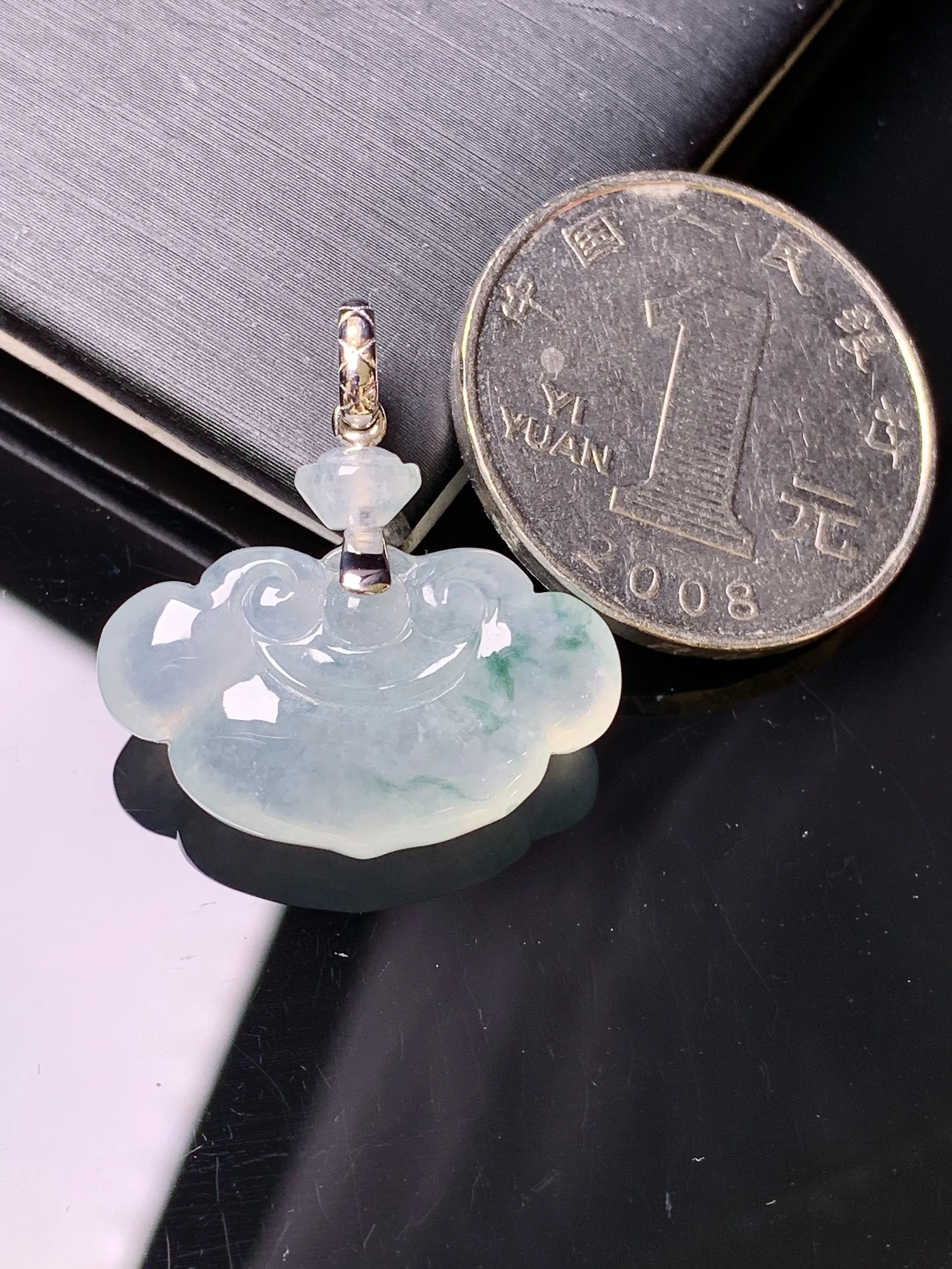 18k金镶嵌冰种如意吊坠 玉质细腻 色泽清新艳丽 整体尺寸25.2*23.5*6.5