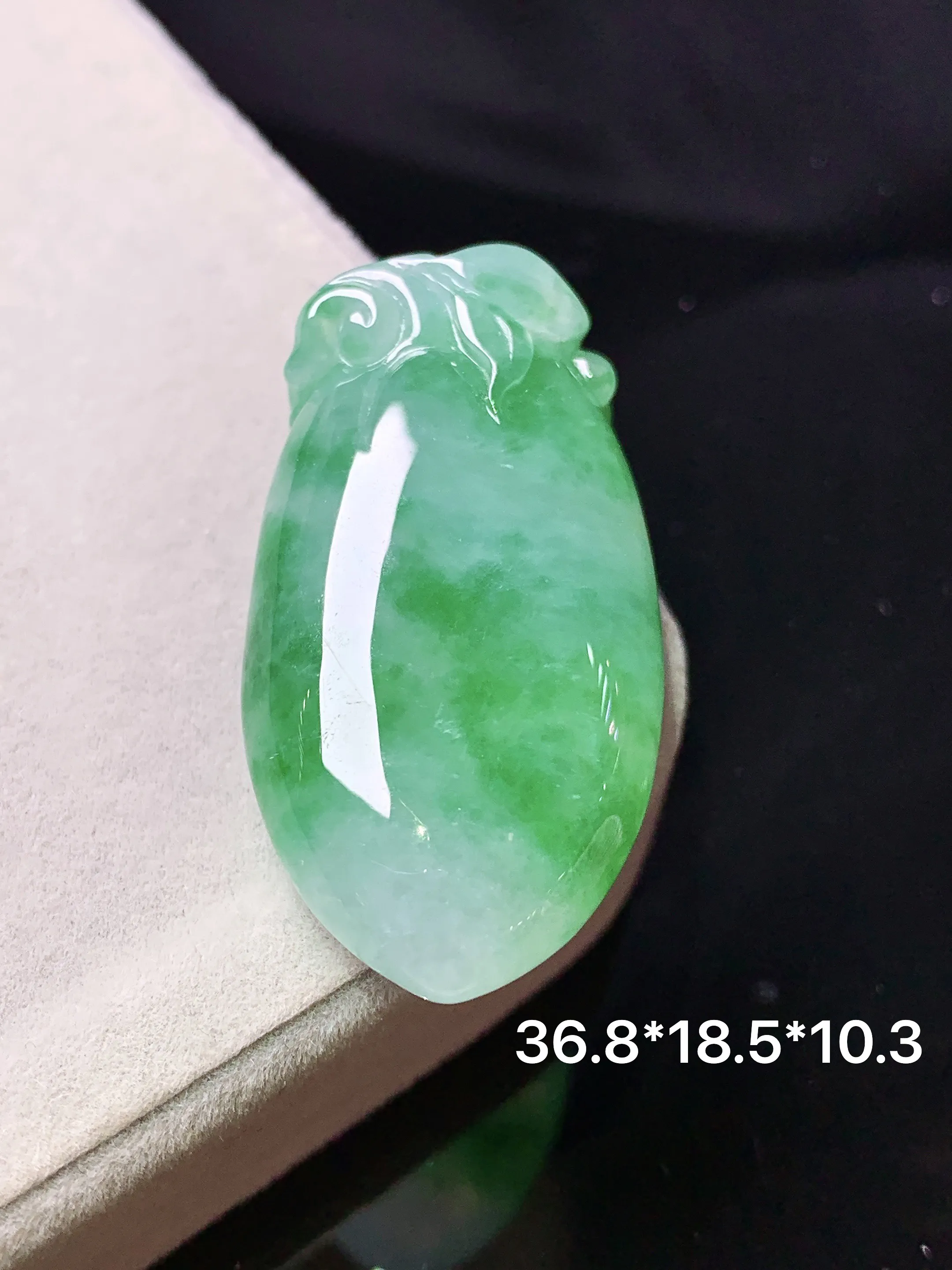 飘绿福瓜吊坠 玉质细腻 色泽清新艳丽 整体尺寸36.8*18.5*10.3