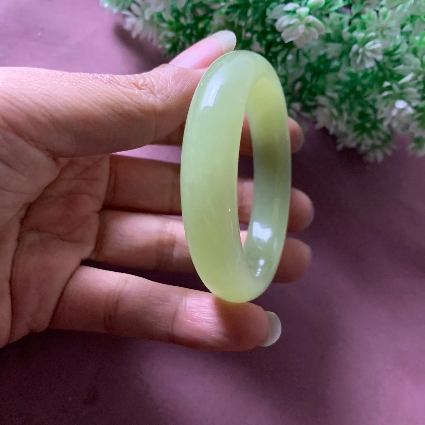 51.8圈口和田玉黄口料鸡油黄手镯【挽间柔情】，和田玉51.8圈口冰底鸡油黄手镯，镯型古朴典雅。在诗情画意的雨巷相遇，你是我腕间的一抹风情，有你眸有深情.清风荡漾湖间静水，我愿俯身低眉，在烟波涟漪处寻