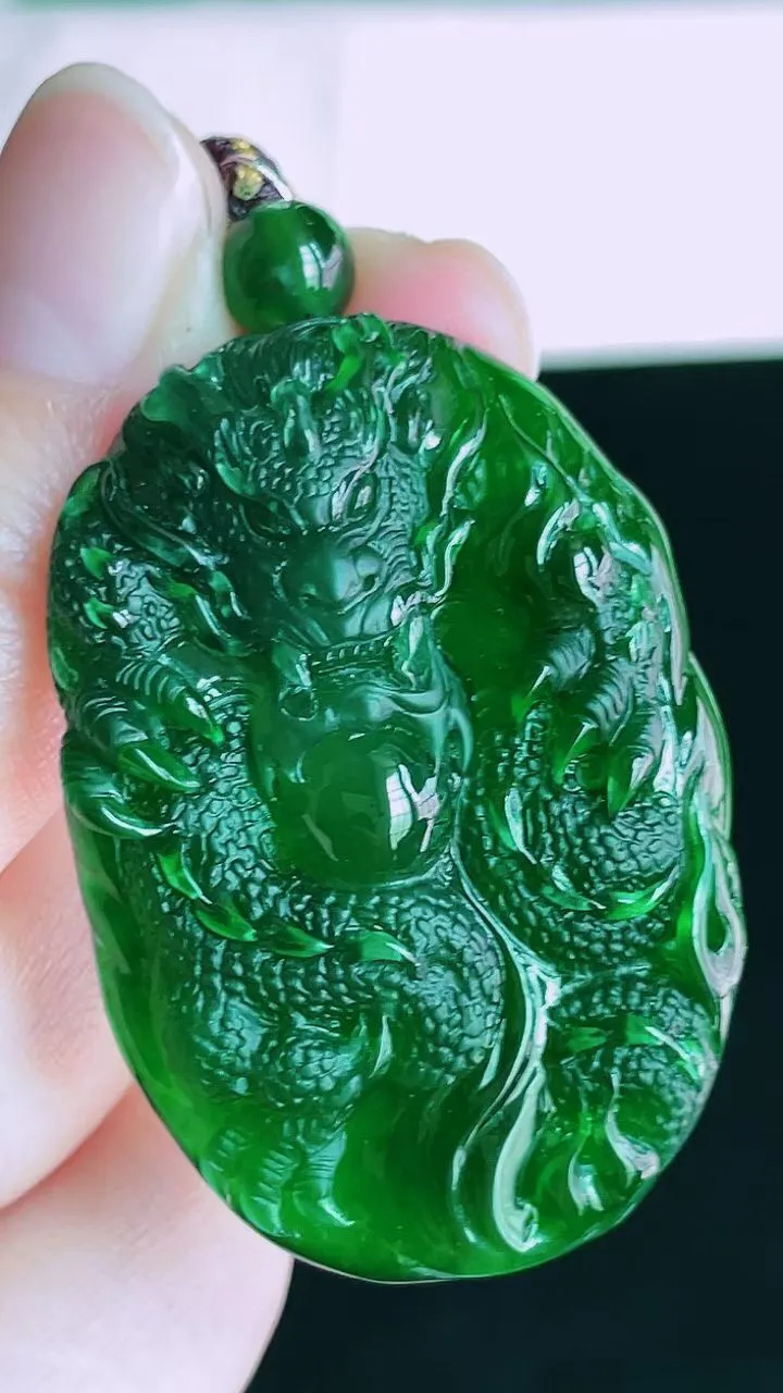 【翡翠名称】老坑种冰满绿龙牌吊坠挂件
【翡翠尺寸】43.2/29.9/9mm
【翡翠描述】宝贝种老水足，玉质细腻，色泽靓丽，性价比高，佩戴效果好！
【其它赠送】权威证书/精美挂绳盒子/支持全国复检