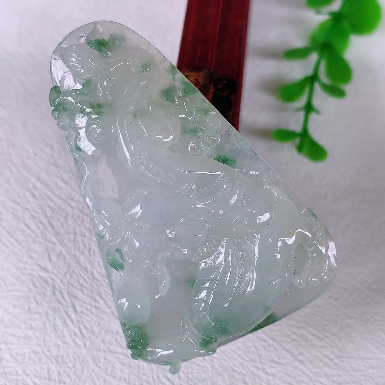 自然光实拍，精雕冰飘花翡翠龙牌吊坠，龙行天下，雕工立体精湛，翡翠龙牌，种老水足，配戴霸气时尚，值得收藏!#46.19