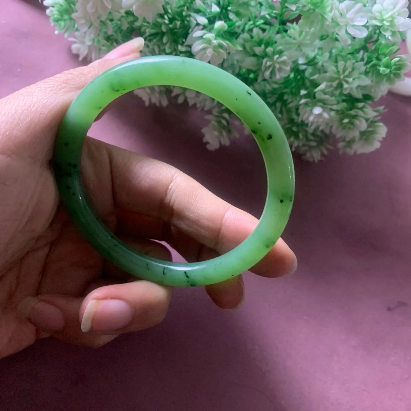 58.6圈口和田玉碧玉乌兰海苹果绿手镯【挽间柔情】，和田玉58.6圈口苹果绿手镯，镯型古朴典雅。在诗情画意的雨巷相遇，你是我腕间的一抹风情，有你眸有深情.清风荡漾湖间静水，我愿俯身低眉，在烟波涟漪处寻