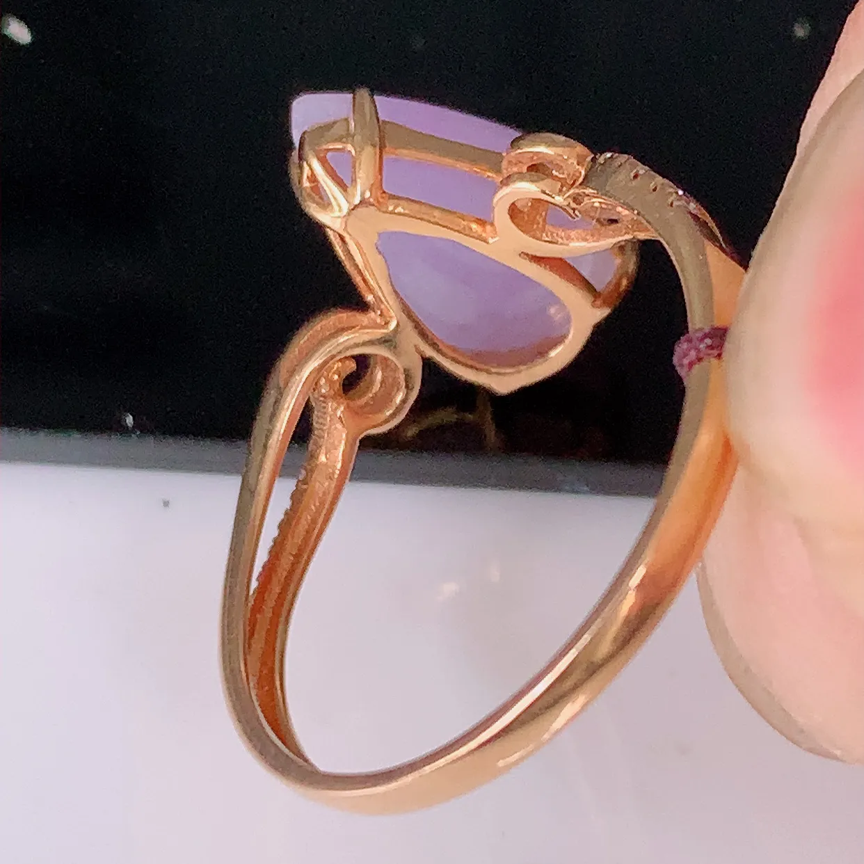 自然光实拍 18K金精工镶嵌紫罗兰翡翠水滴戒指，玉质细腻，翡翠色泽均匀，艳丽饱满，款式高贵大气，13圈口，上手亮眼，#83.19戒指整体23*17*5.8裸石11.5*7