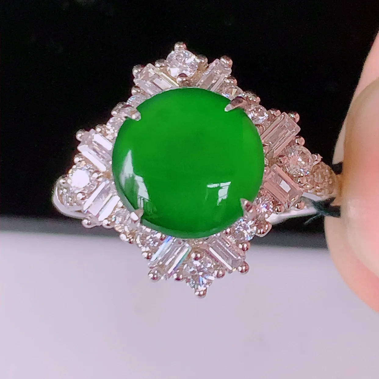 冰透满绿翡翠925银镶嵌戒指，自然光实拍，翠色灵动，颜色漂亮，种老水足，品相佳，佩戴佳品！#97.1