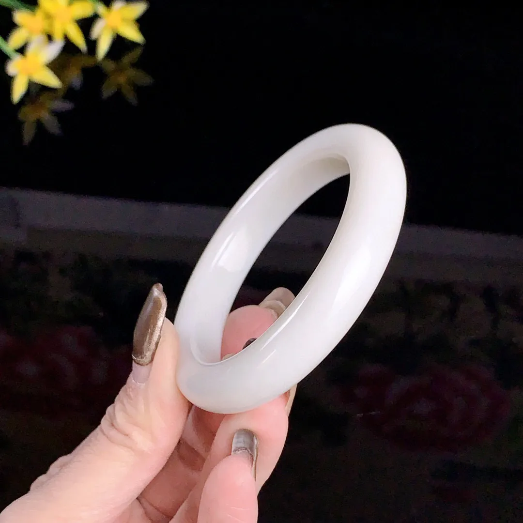 和田玉55圈口羊脂白手镯！玉质细腻油润 底色纯净无裂无杂 脂粉好，品质高