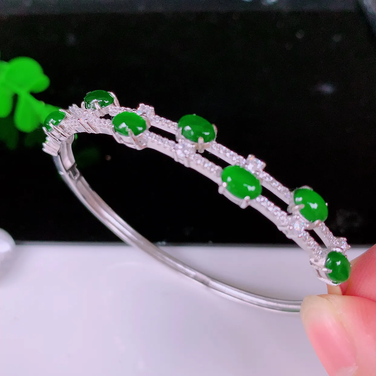 58-59圈口，冰透满绿翡翠925银镶嵌手镯，自然光实拍，翠色灵动，颜色漂亮，种老水足，品相佳，佩戴佳品！#97.19整体58.6*49*7*5裸石6*4.5