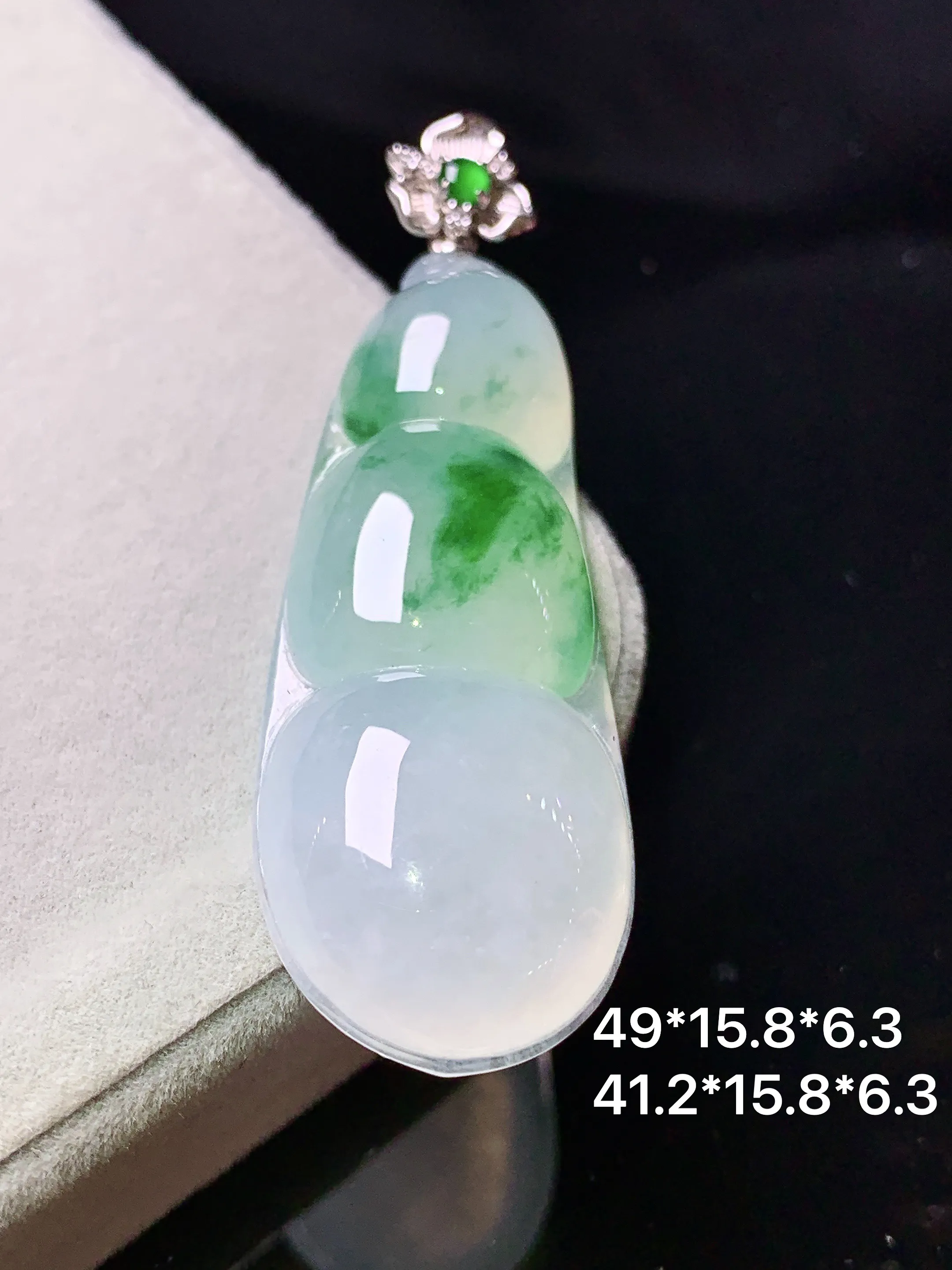 18k金钻镶嵌飘绿四季豆吊坠 玉质细腻 色泽清新艳丽 整体尺寸49*15.8*6.3