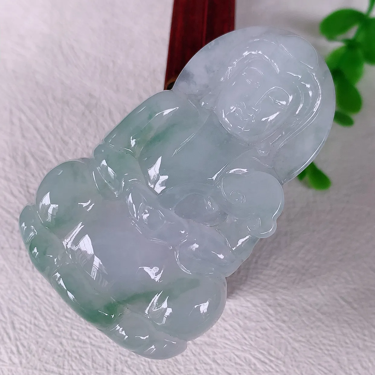 自然光实拍，大件厚装冰飘花翡翠观音菩萨吊坠，赐福观音，玉润通透，慈祥端庄！#46.19