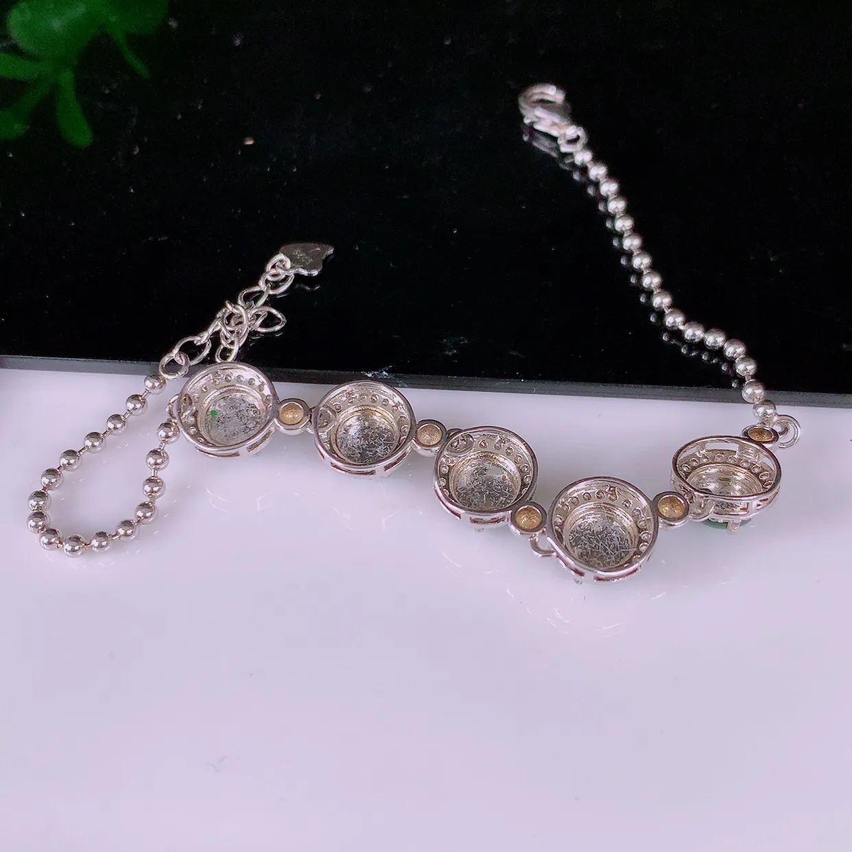 冰透满绿翡翠925银镶嵌手链，自然光实拍，翠色灵动，颜色漂亮，种老水足，品相佳，佩戴佳品！#97.19取一整体8.6*8.2*5.8裸石6*6.2