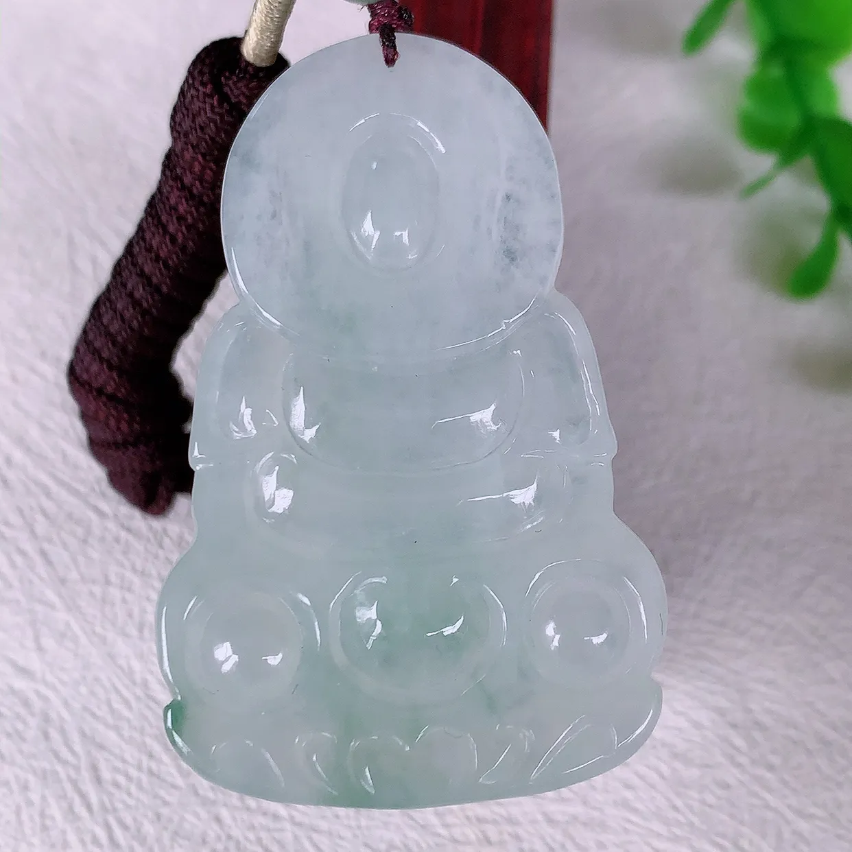 自然光实拍，冰种飘花翡翠观音菩萨吊坠，赐福观音，玉润通透，慈祥端庄！#46.19