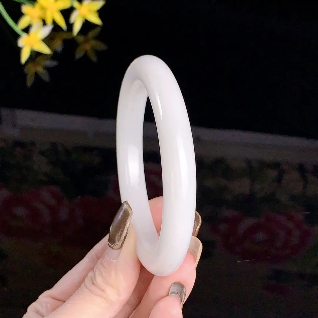 和田玉60圈口羊脂白手镯！玉质细腻油润 底色纯净无裂无杂 脂粉好，品质高