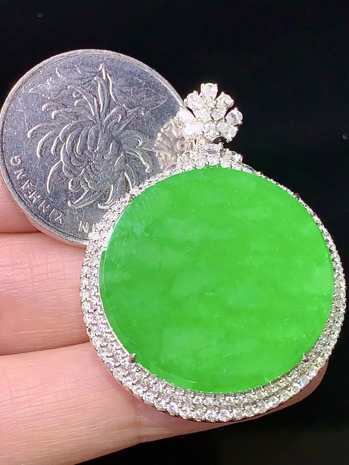 18k金钻镶嵌翠绿圆牌吊坠 玉质细腻 水润亮眼 整体尺寸40*30.3*11.2