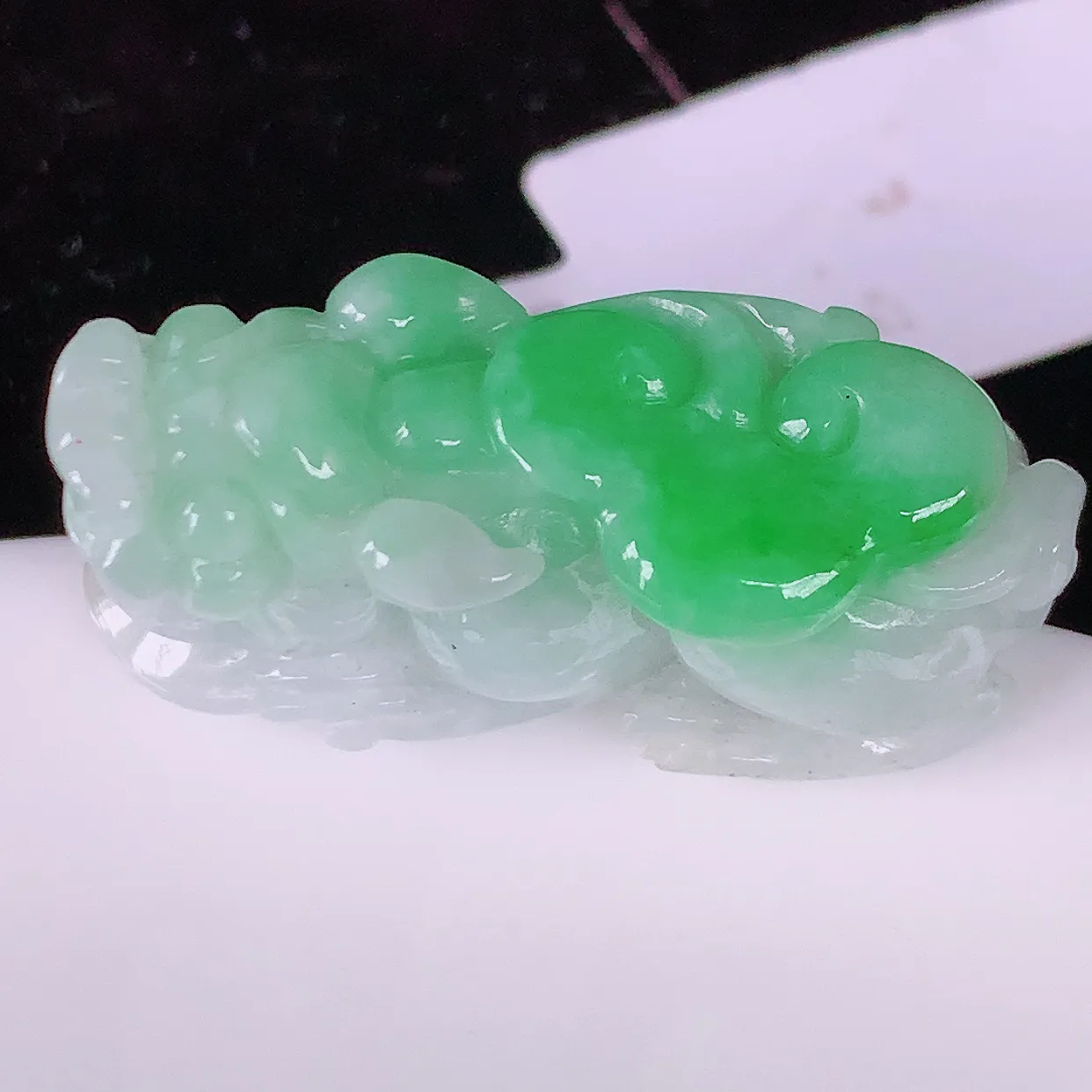 自然光实拍，冰润飘绿翡翠招财貔貅吊坠，民间有“一摸貔貅运程旺盛，再摸貔貅财运滚滚，三摸貔貅平步青云 