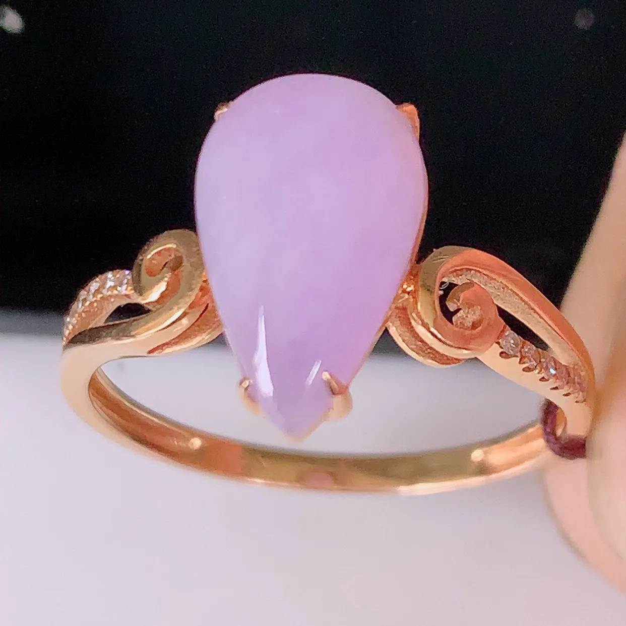 自然光实拍 18K金精工镶嵌紫罗兰翡翠水滴戒指，玉质细腻，翡翠色泽均匀，艳丽饱满，款式高贵大气，13圈口，上手亮眼，#83.19戒指整体23*17*5.8裸石11.5*7