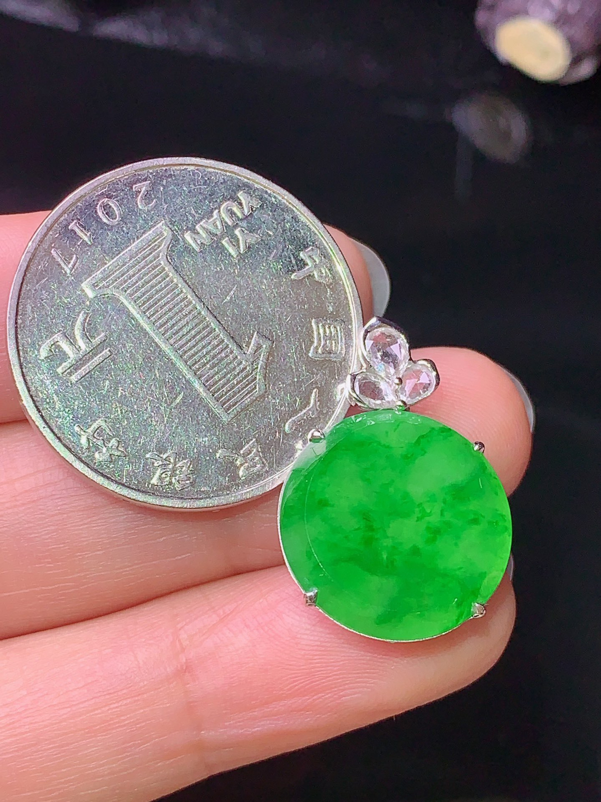 18k金钻镶嵌翠绿圆牌吊坠 玉质细腻 水润亮眼  整体尺寸22.8*16*5.7