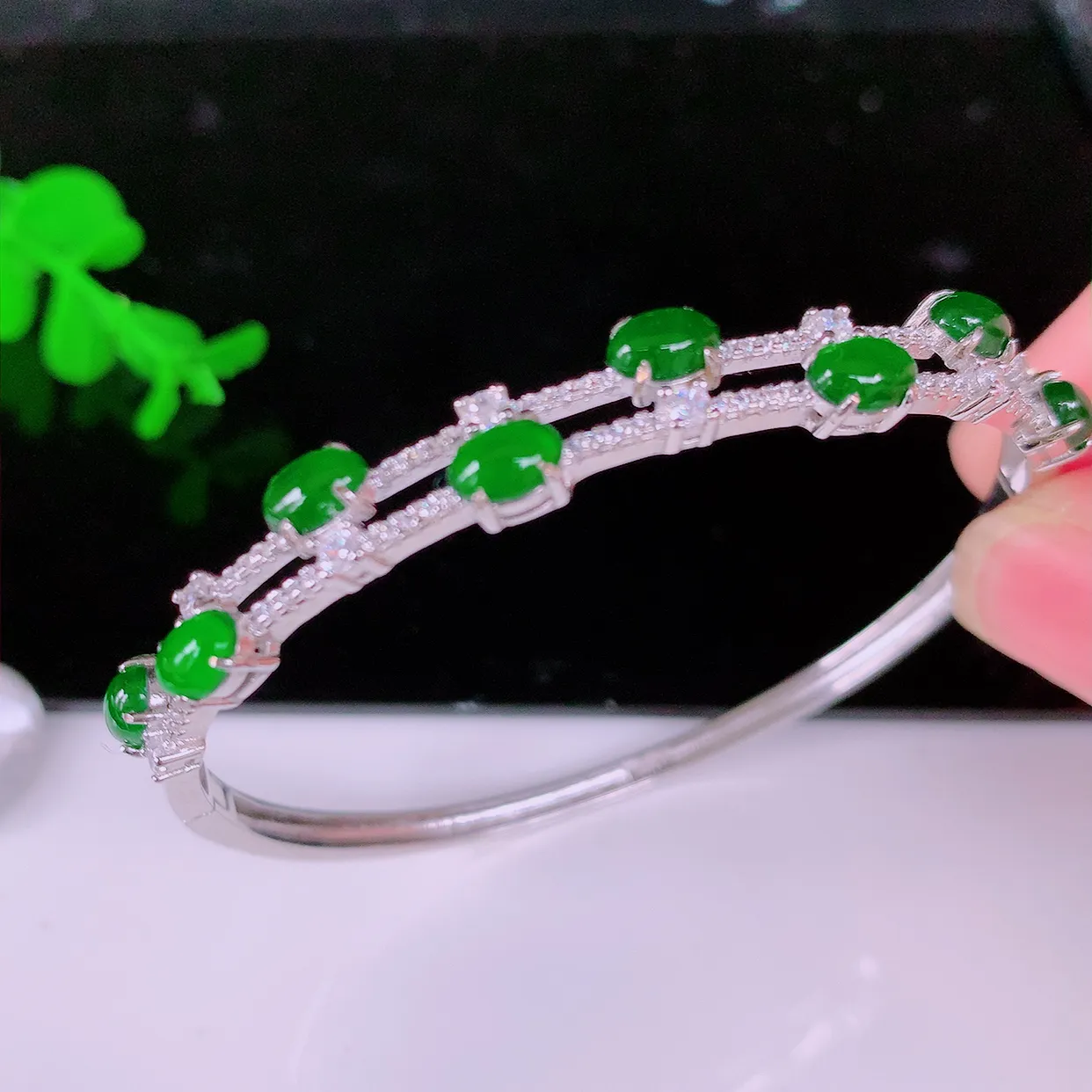 58-59圈口，冰透满绿翡翠925银镶嵌手镯，自然光实拍，翠色灵动，颜色漂亮，种老水足，品相佳，佩戴