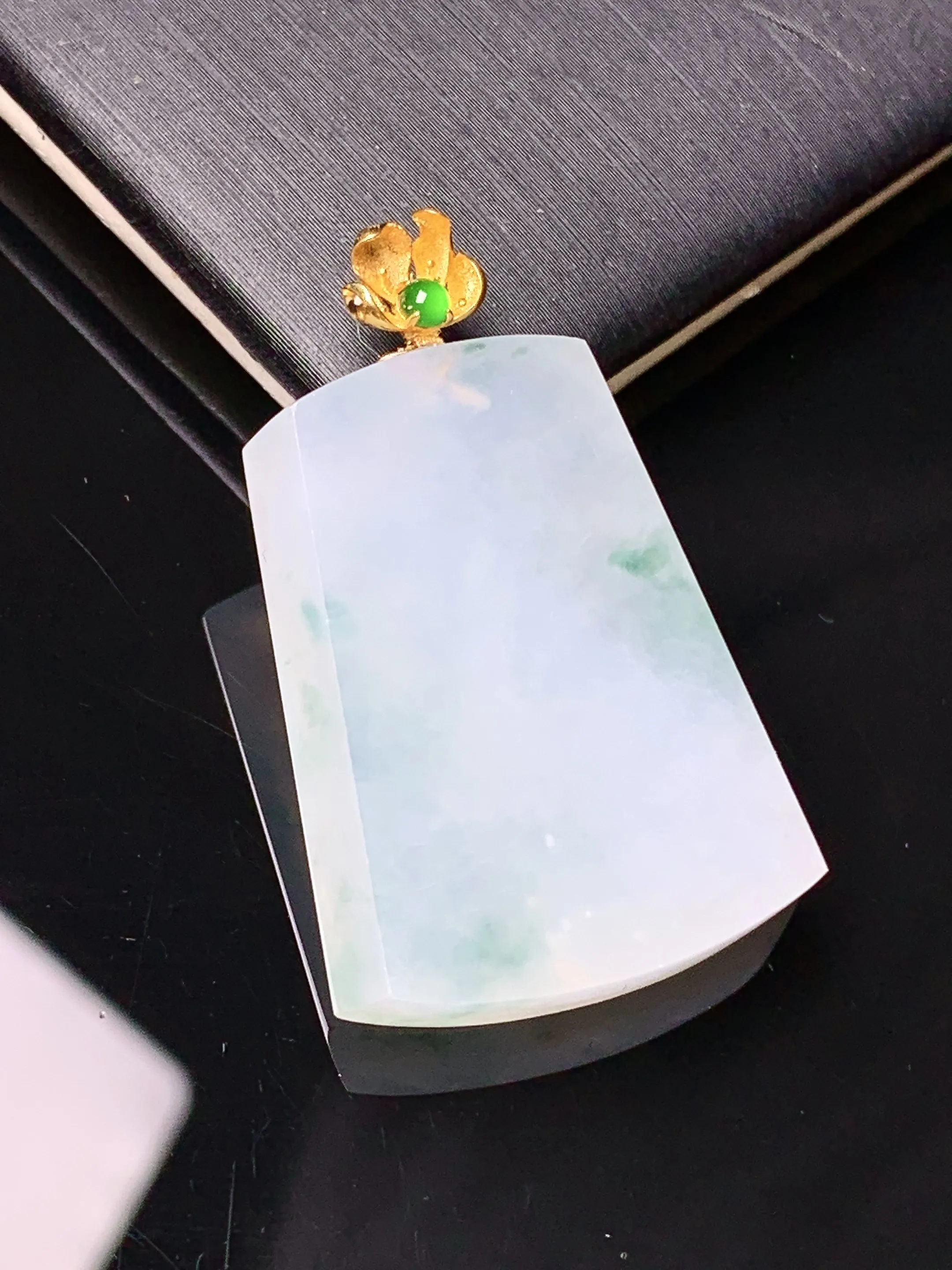 18k金镶嵌飘花无事牌吊坠 玉质细腻 色泽清新艳丽 整体尺寸34.5*22.5*5