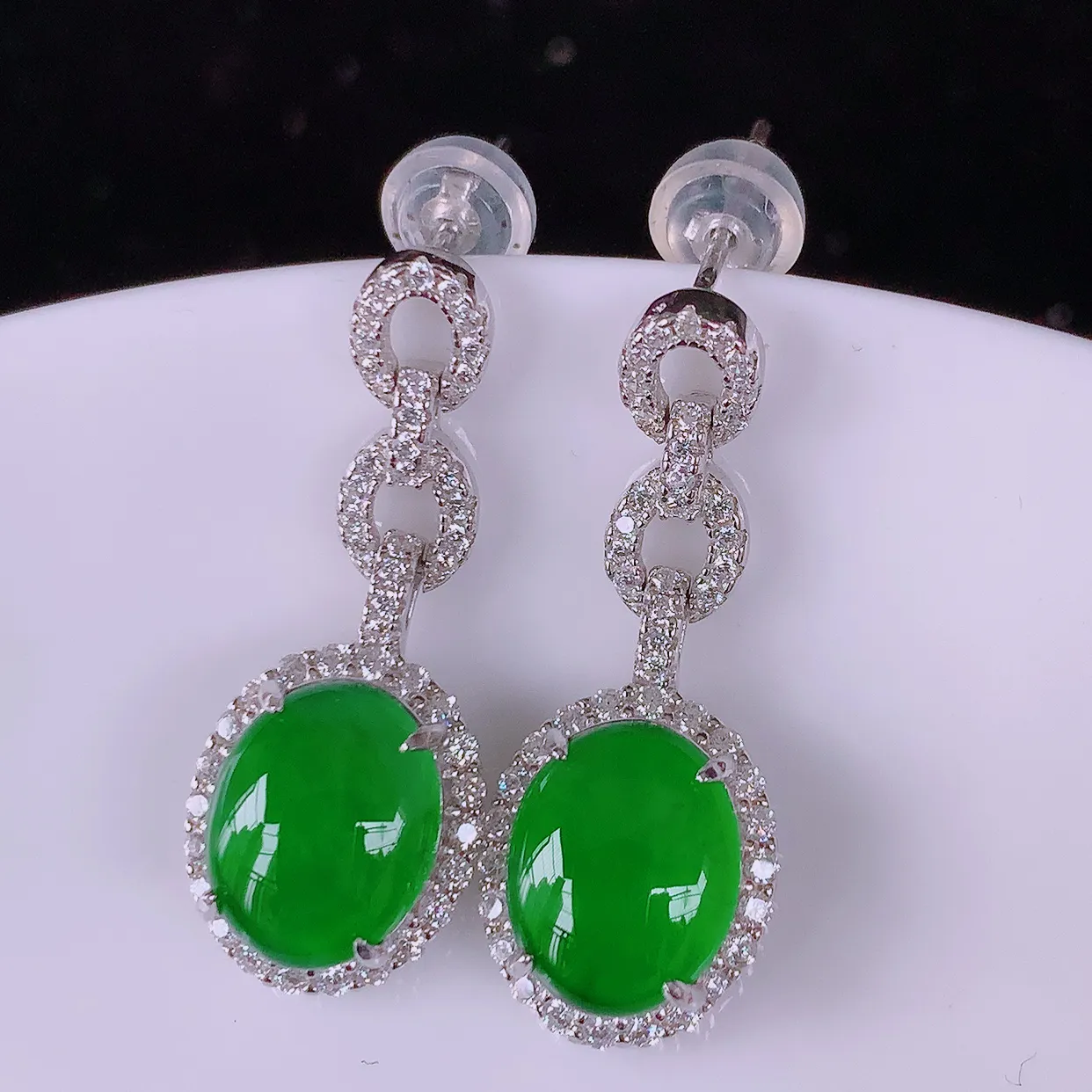 冰透满绿翡翠925银镶嵌耳坠，自然光实拍，翠色灵动，颜色漂亮，种老水足，品相佳，佩戴佳品！#97.19整体26*10.5*5.6裸石10*8