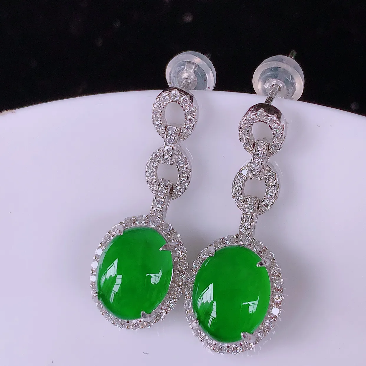 冰透满绿翡翠925银镶嵌耳坠，自然光实拍，翠色灵动，颜色漂亮，种老水足，品相佳，佩戴佳品！#97.19整体26*10.5*5.6裸石10*8