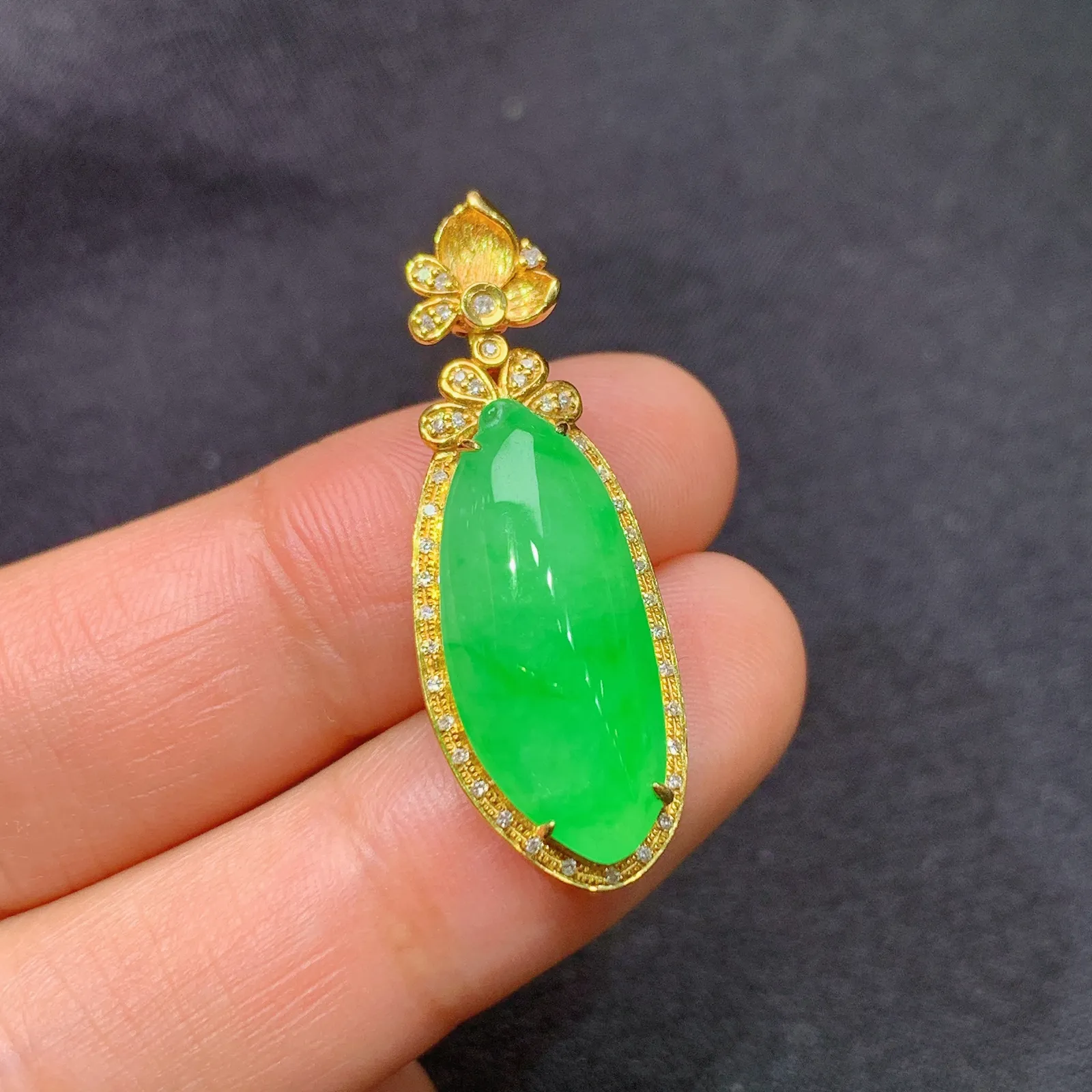 阳绿福瓜吊坠，18k金镶嵌，冰润色阳，玉质细腻，种水足，Fuy 尺寸32.1*11.5*7.1