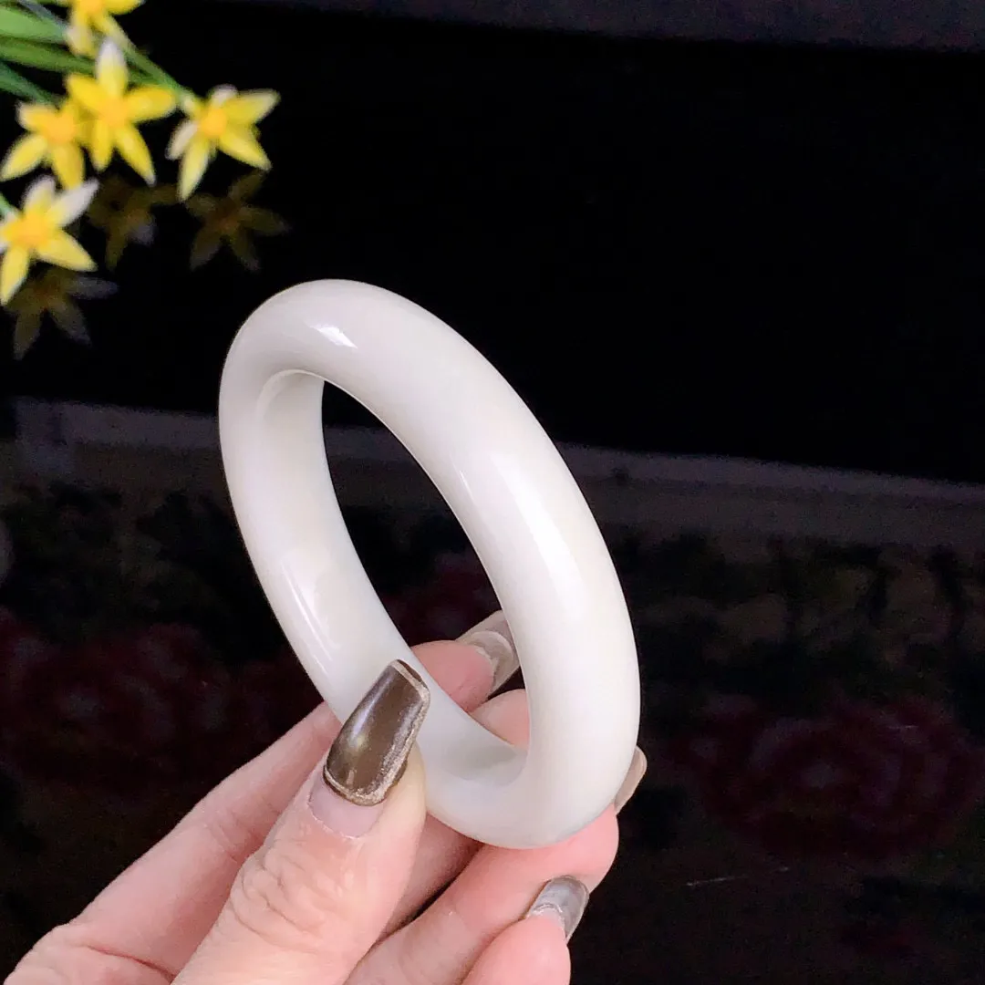 和田玉56圈口羊脂白宽条手镯！玉质细腻油润 底色纯净无裂无杂 脂粉好，品质高