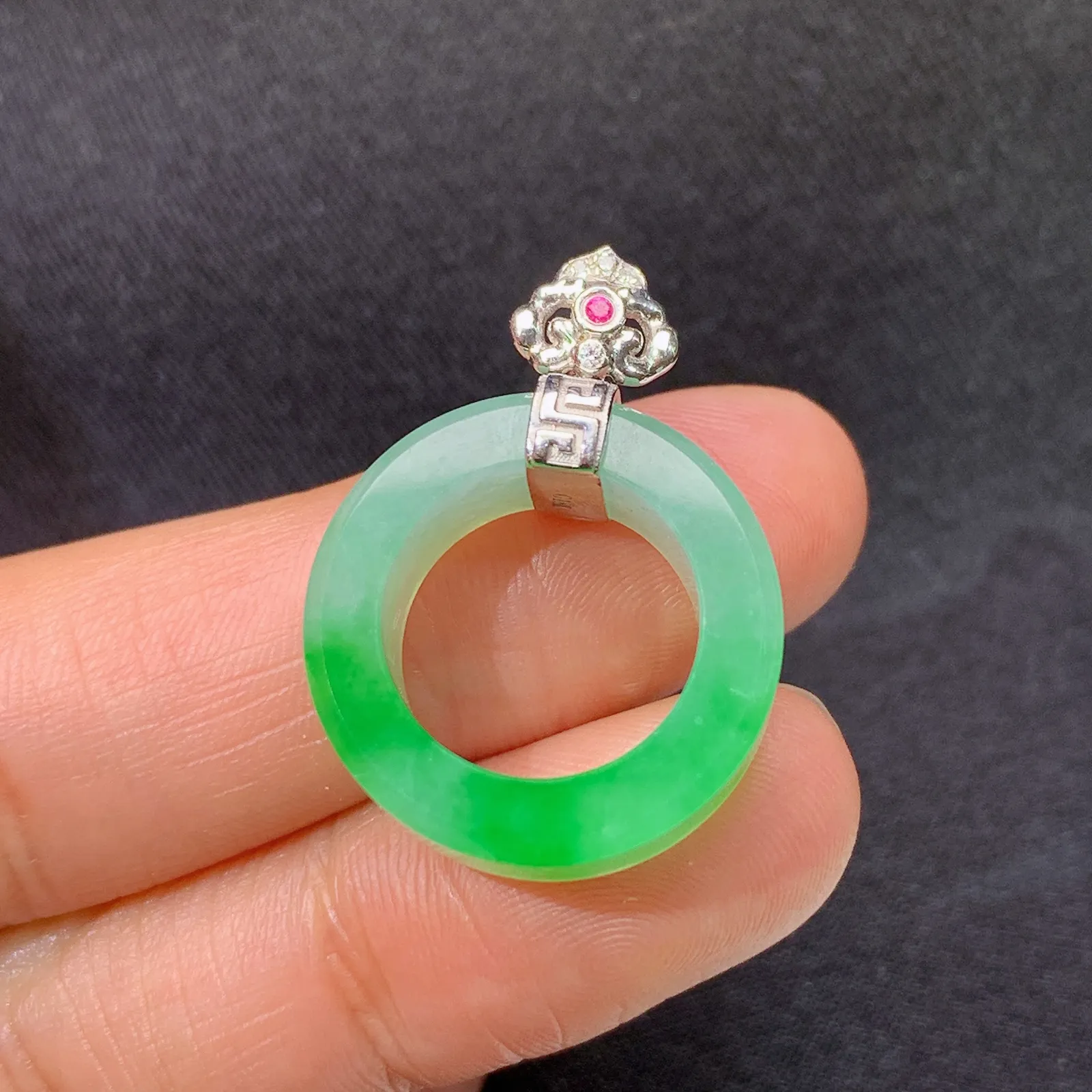 冰飘绿甜甜圈吊坠，18k金镶嵌，冰润色阳，玉质细腻，种水足，Cj 尺寸26.7*19.6*7.7