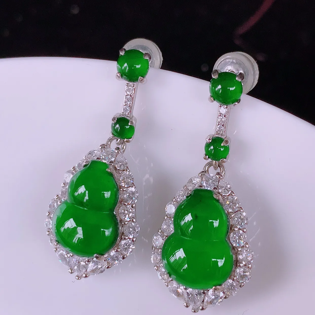 冰透满绿翡翠925银镶嵌葫芦耳坠，自然光实拍，翠色灵动，颜色漂亮，种老水足，品相佳，佩戴佳品！#97.19整体28.5*12.8*6.8裸石11.5*8.5