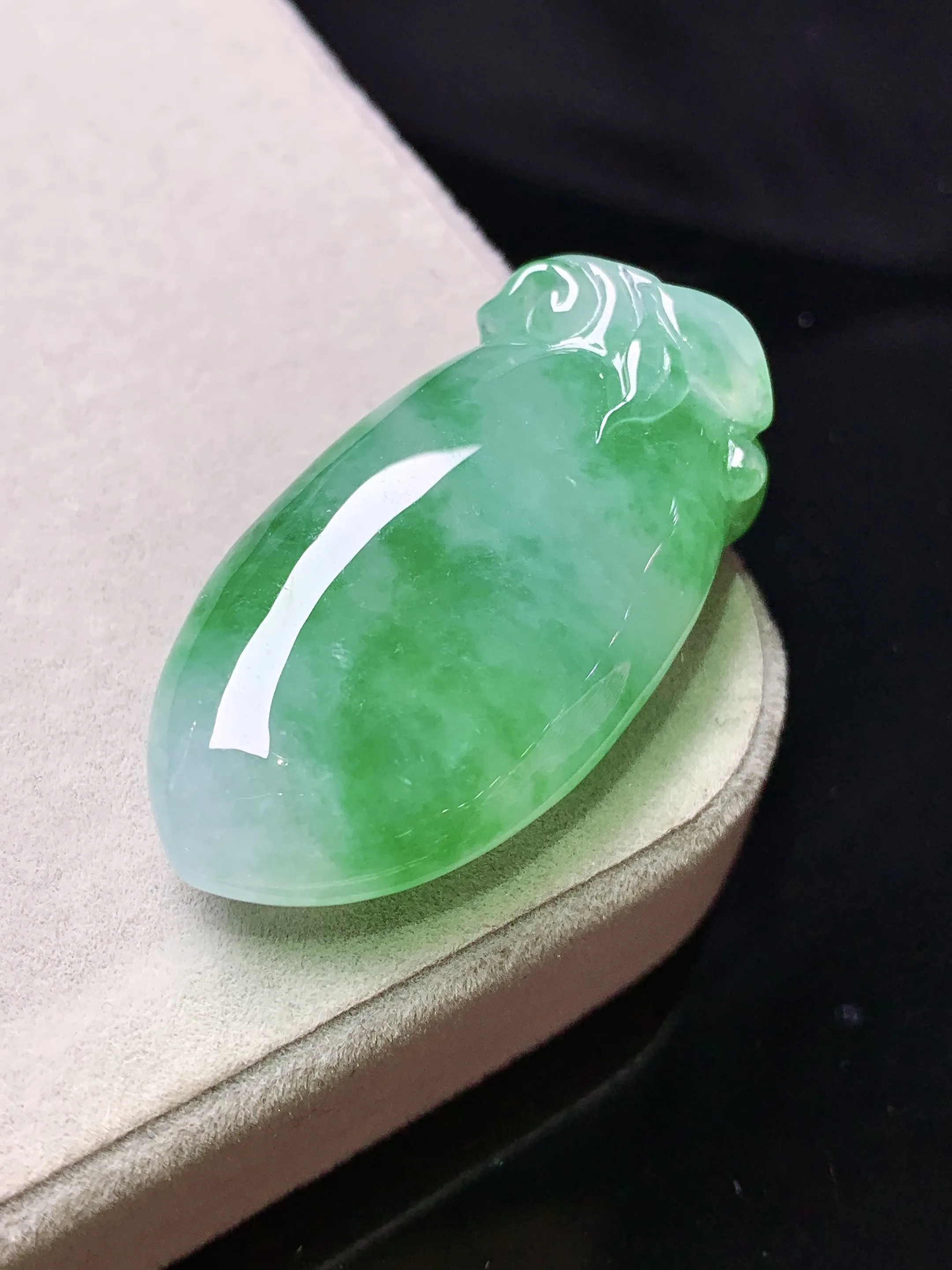 飘绿福瓜吊坠 玉质细腻 色泽清新艳丽 整体尺寸36.8*18.5*10.3