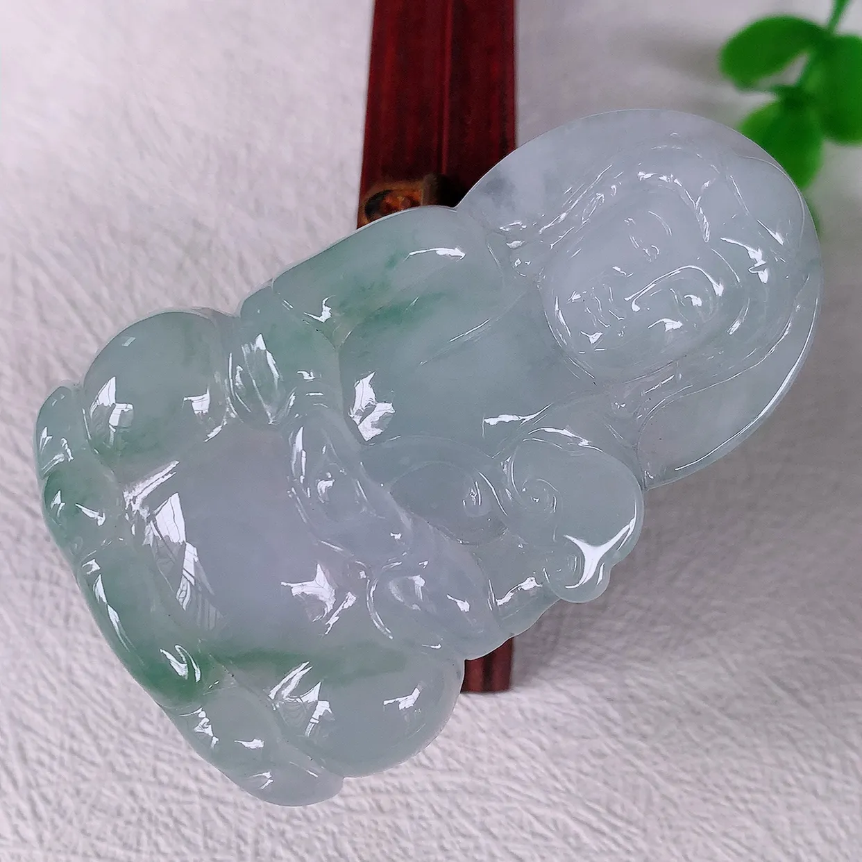 自然光实拍，大件厚装冰飘花翡翠观音菩萨吊坠，赐福观音，玉润通透，慈祥端庄！#46.19