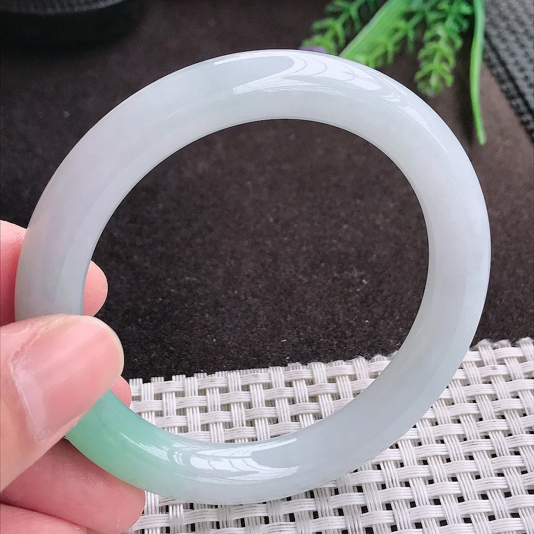 实拍A货翡翠56/9.7老坑冰胶水灵飘绿圆条种手镯翡翠玉镯女款