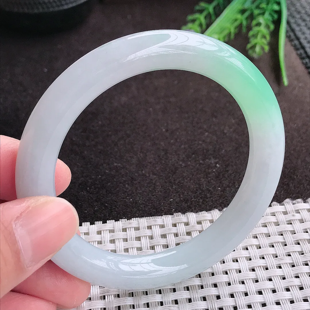 实拍A货翡翠56/9.7老坑冰胶水灵飘绿圆条种手镯翡翠玉镯女款