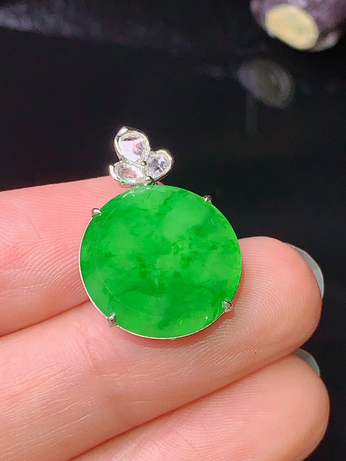 18k金钻镶嵌翠绿圆牌吊坠 玉质细腻 水润亮眼  整体尺寸22.8*16*5.7