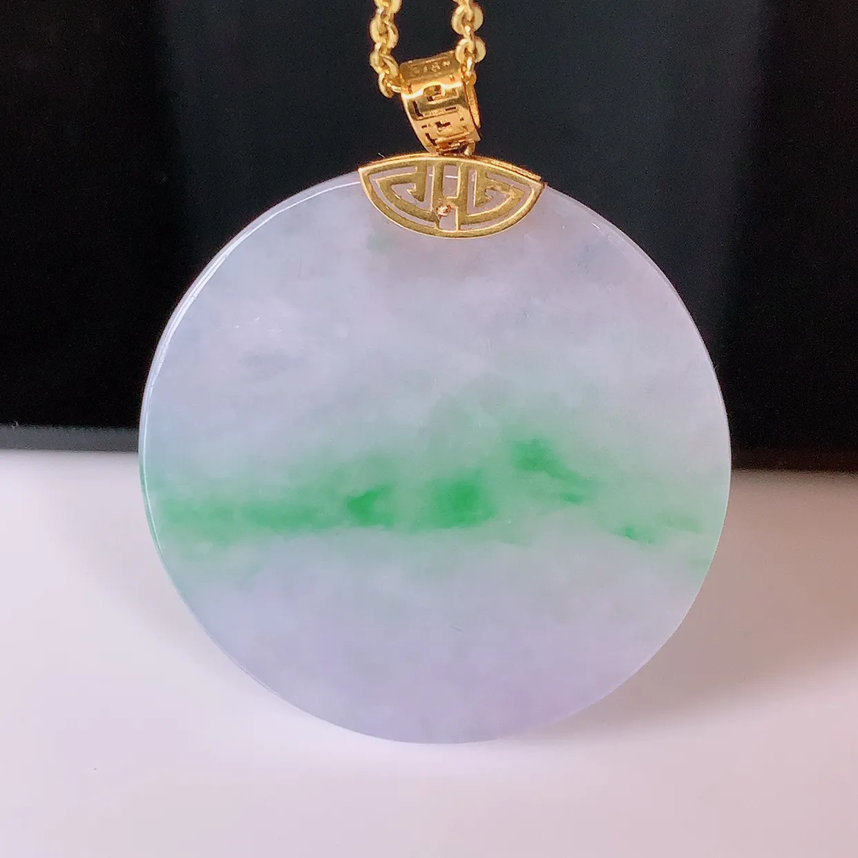 自然光实拍，18K金镶嵌水润春带彩翡翠平安无事牌吊坠，平平安安，无事牌翠色灵动，佩戴平安时尚！#1.19整体32.5*28*3.5裸石28*28