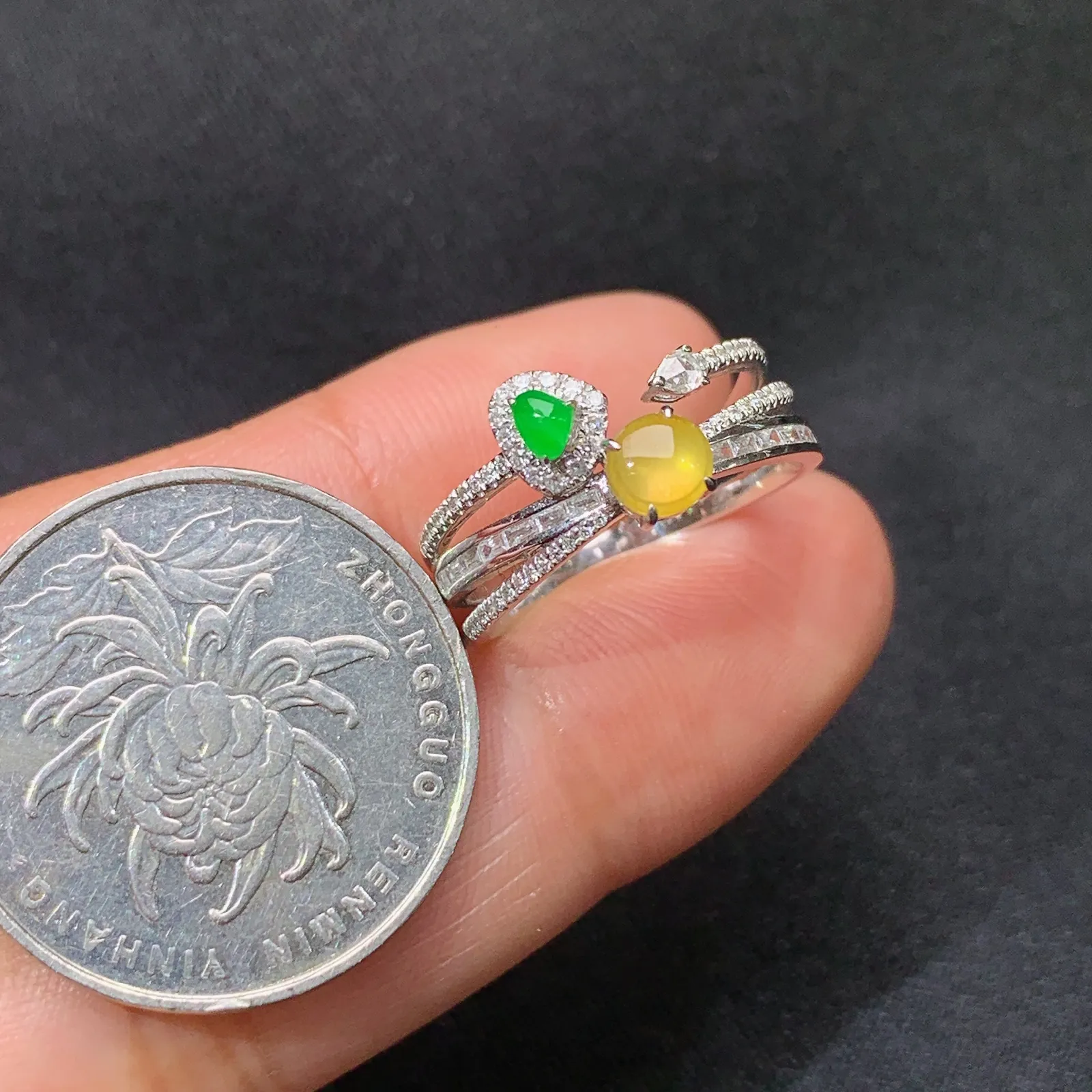 冰黄翡蛋面戒指，18k金镶嵌，款式新颖，冰润鲜艳，种水足，Mi 圈口14 裸石4.3*3.8*2