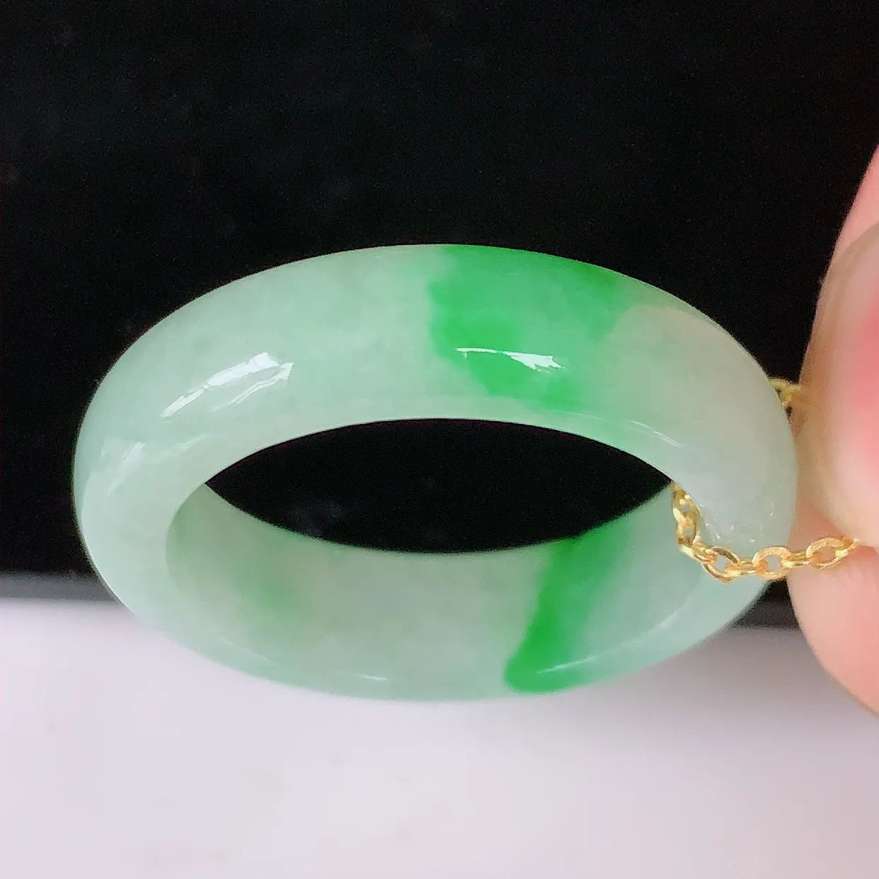 自然光实拍，20.2mm内径冰飘绿翡翠指环，玉戒指，玉质莹润，好精美好冰润的指环，23圈口，上手纤巧！#42.19尺寸20.2*6.2*3.6