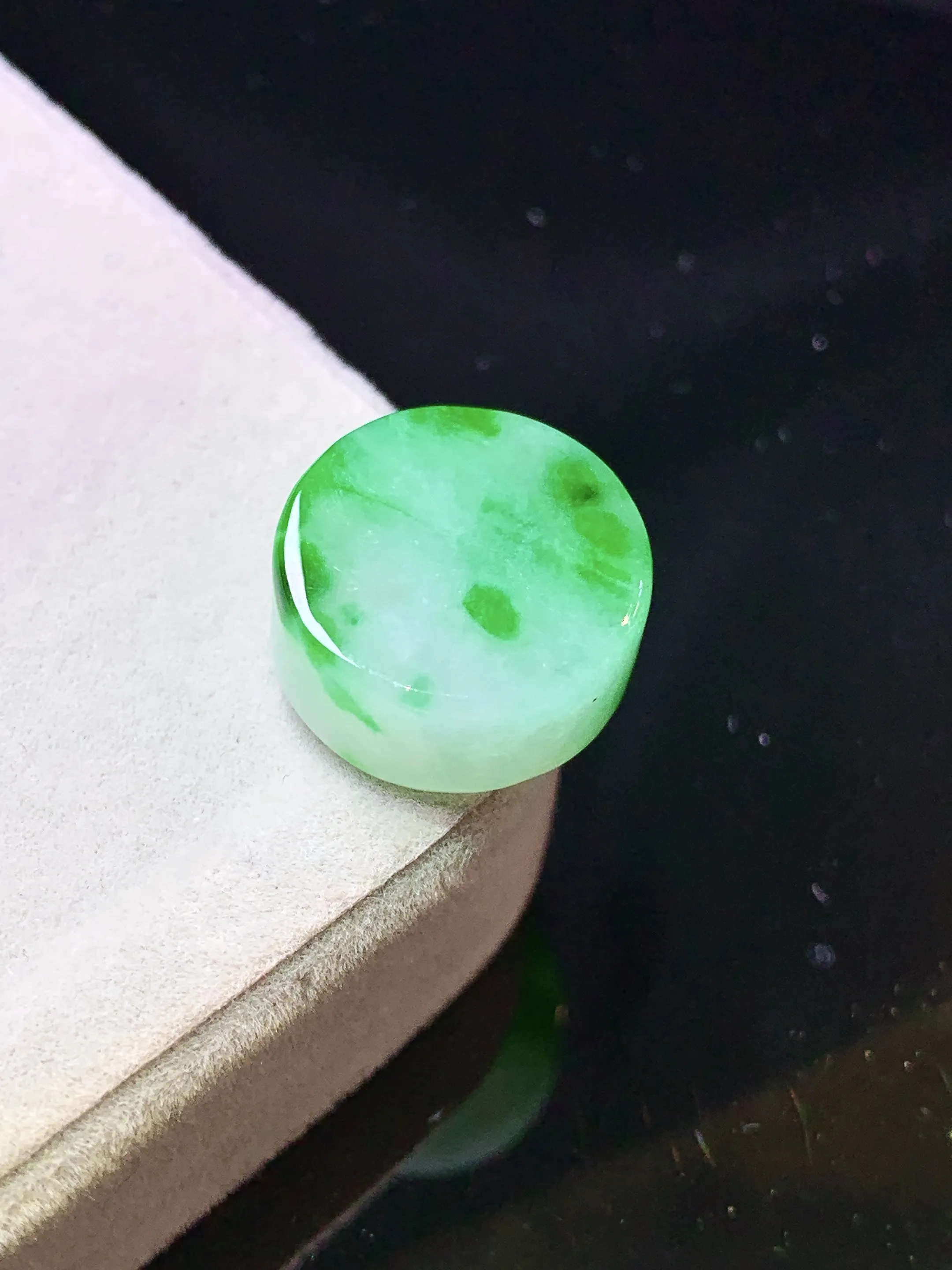 飘绿路路通吊坠 玉质细腻 色泽清新艳丽 整体尺寸15*7