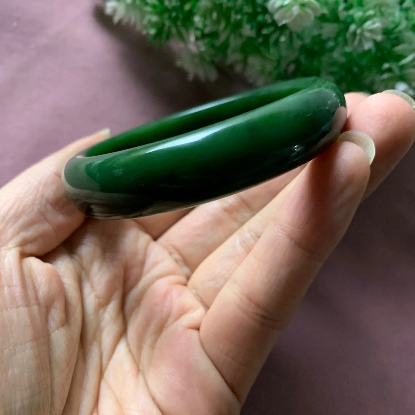 59圈口和田玉碧玉菠菜绿手镯【挽间柔情】，和田玉59圈口碧玉手镯，镯型古朴典雅。在诗情画意的雨巷相遇，你是我腕间的一抹风情，有你眸有深情.清风荡漾湖间静水，我愿俯身低眉，在烟波涟漪处寻